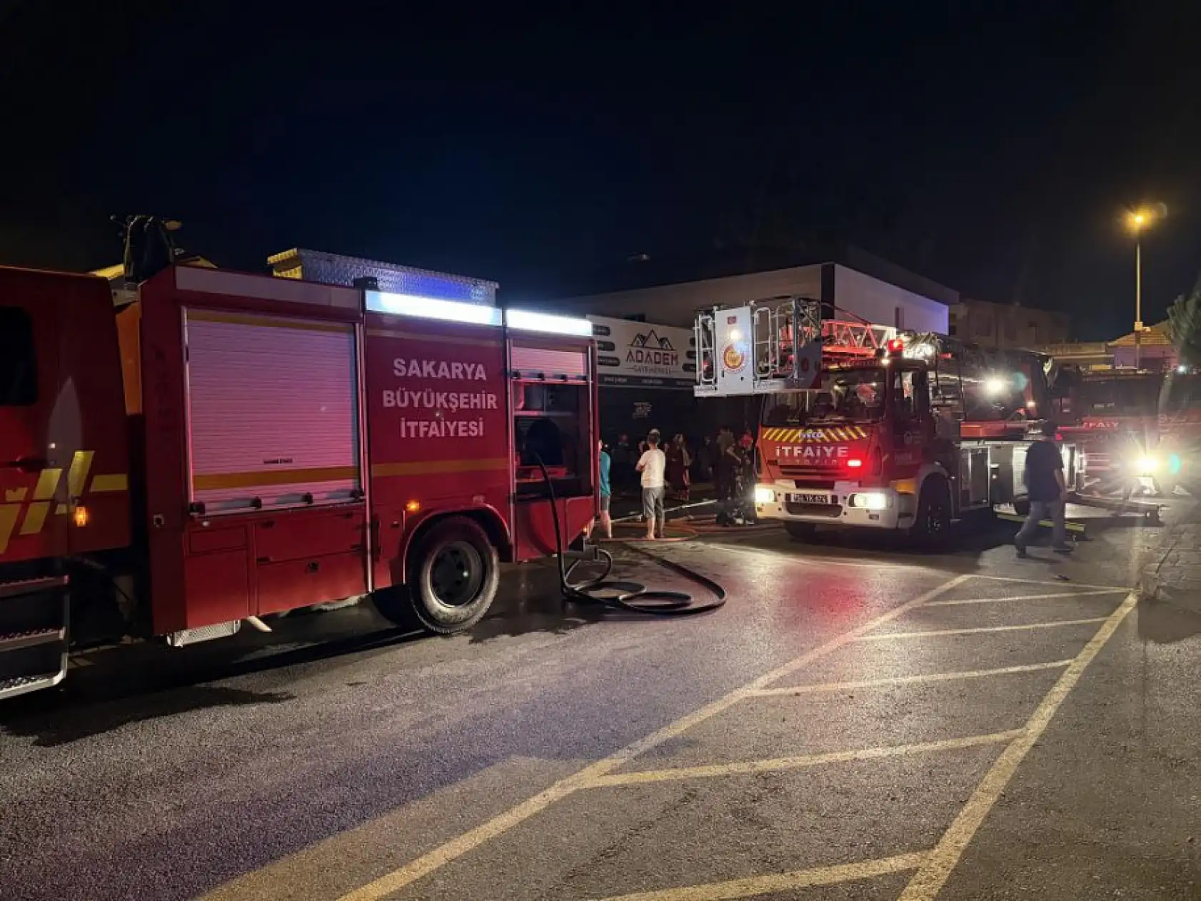Faciaya ramak kala... Bilinçsizce yakılan ateş, 4 dükkana felaketi yaşattı