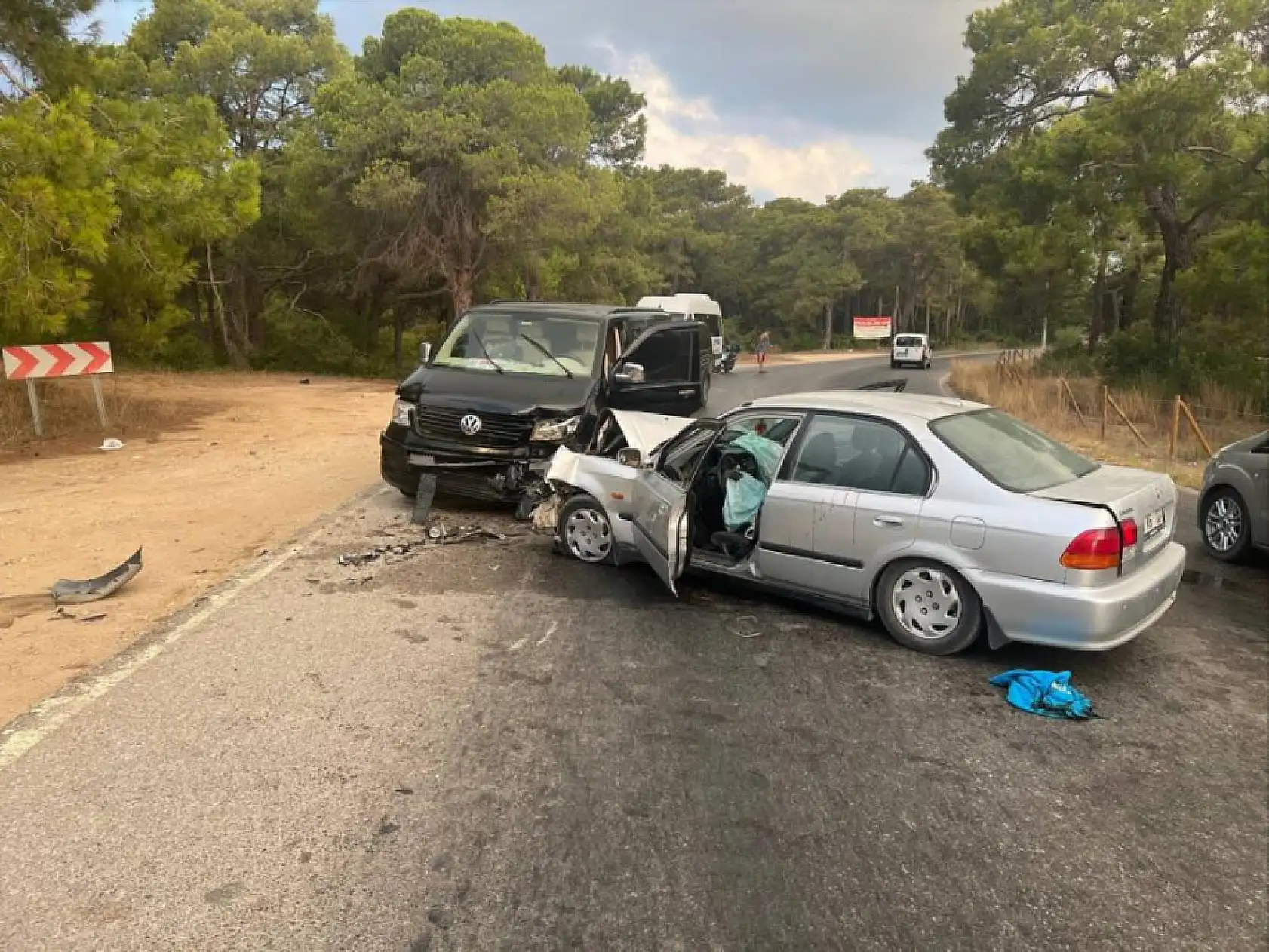 Otomobil ile ticari araç çarpıştı: 3 yaralı