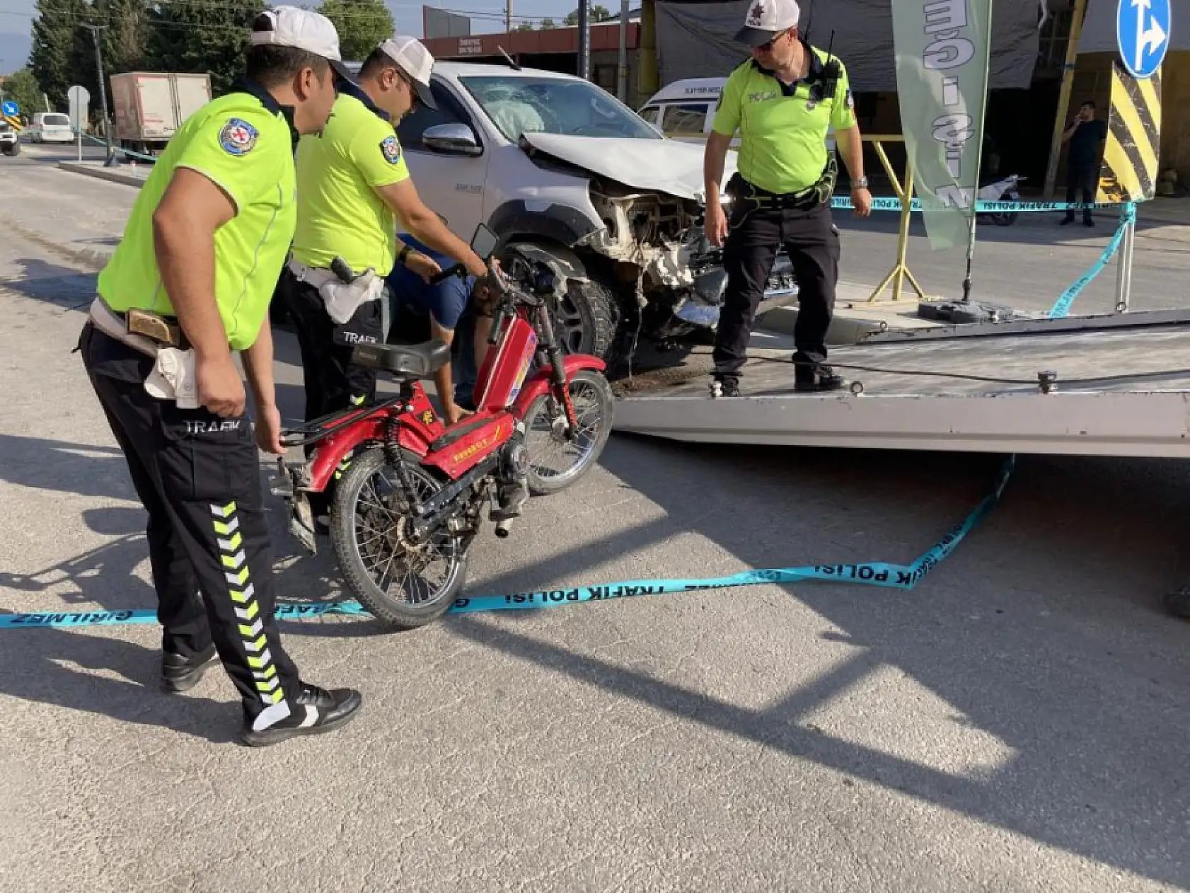 Kamyonet motosiklet ile çarpıştı, 2 aylık evli çiftin mutluluğu kazada son buldu