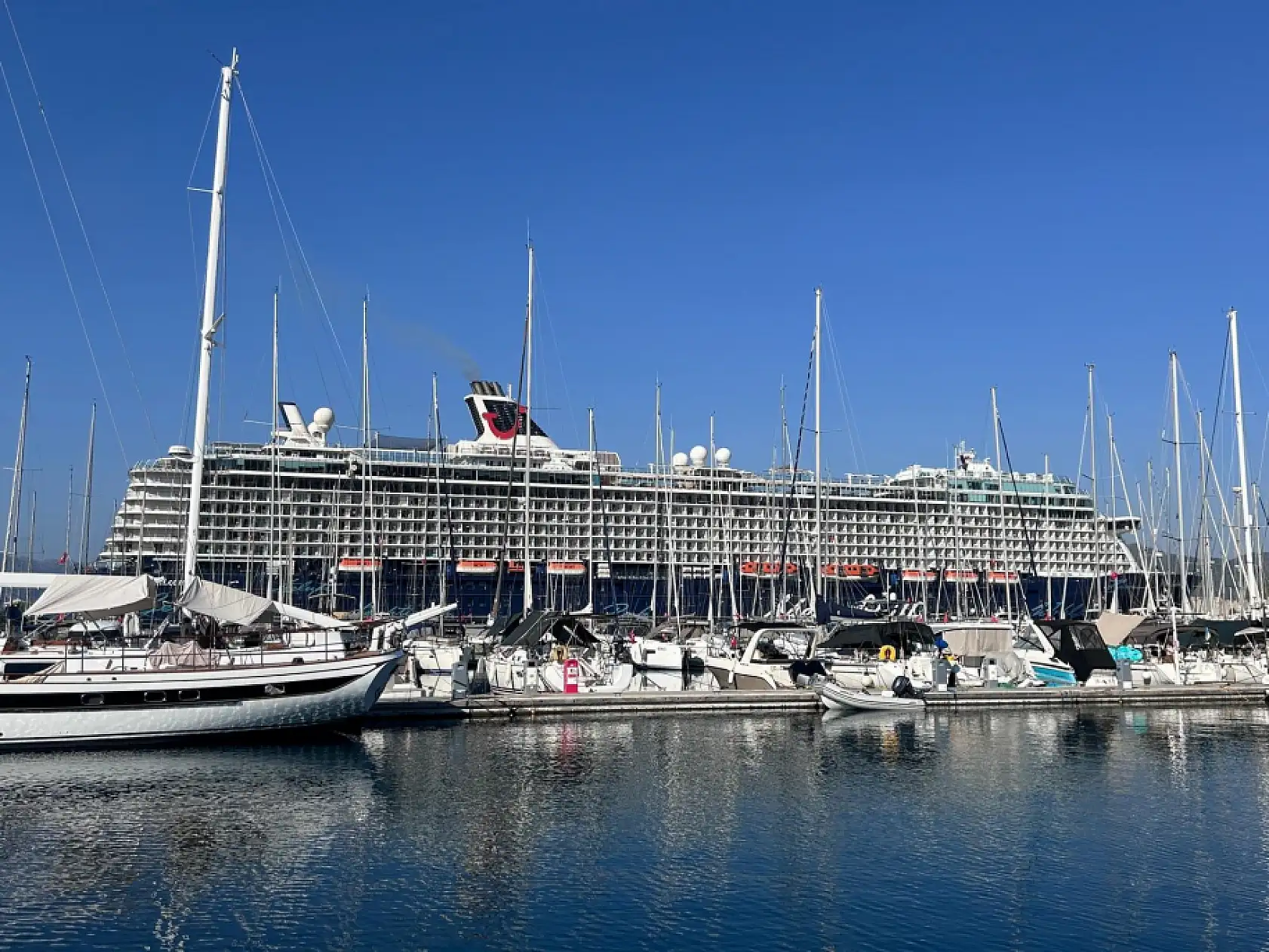 Dev yolcu gemisi binlerce yolcusu ile Marmaris'e geldi