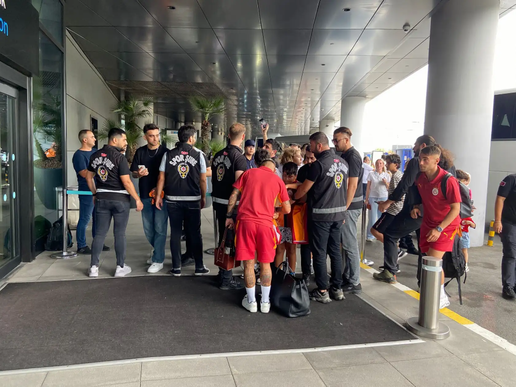 Galatasaray, ligin açılış maçı için Gaziantep'e gitti