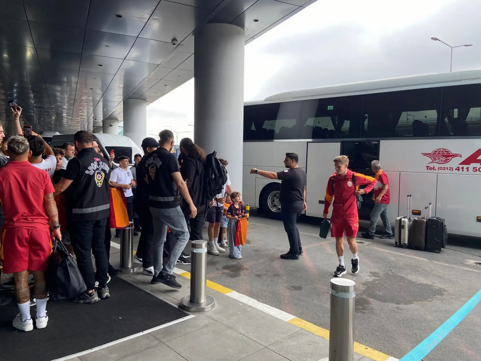 Galatasaray, ligin açılış maçı için Gaziantep'e gitti