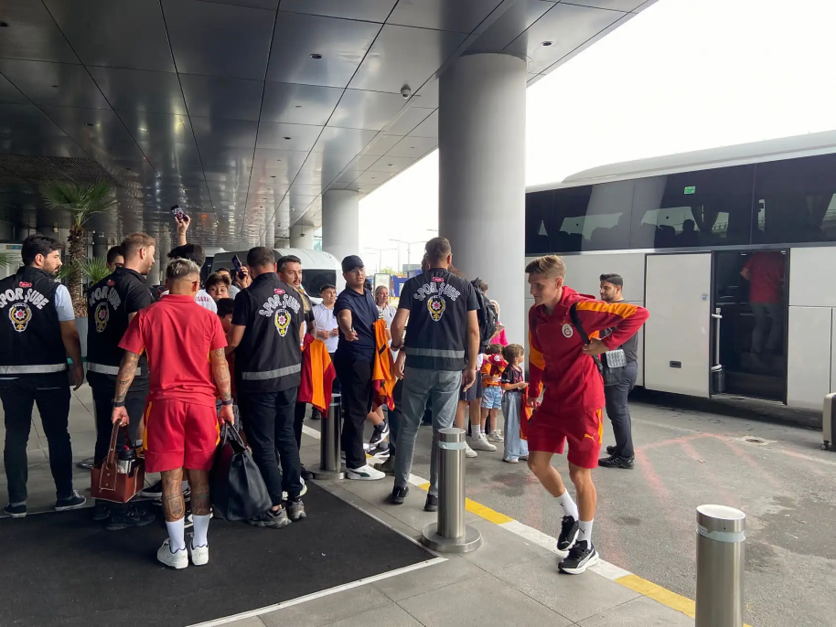 Galatasaray, ligin açılış maçı için Gaziantep'e gitti
