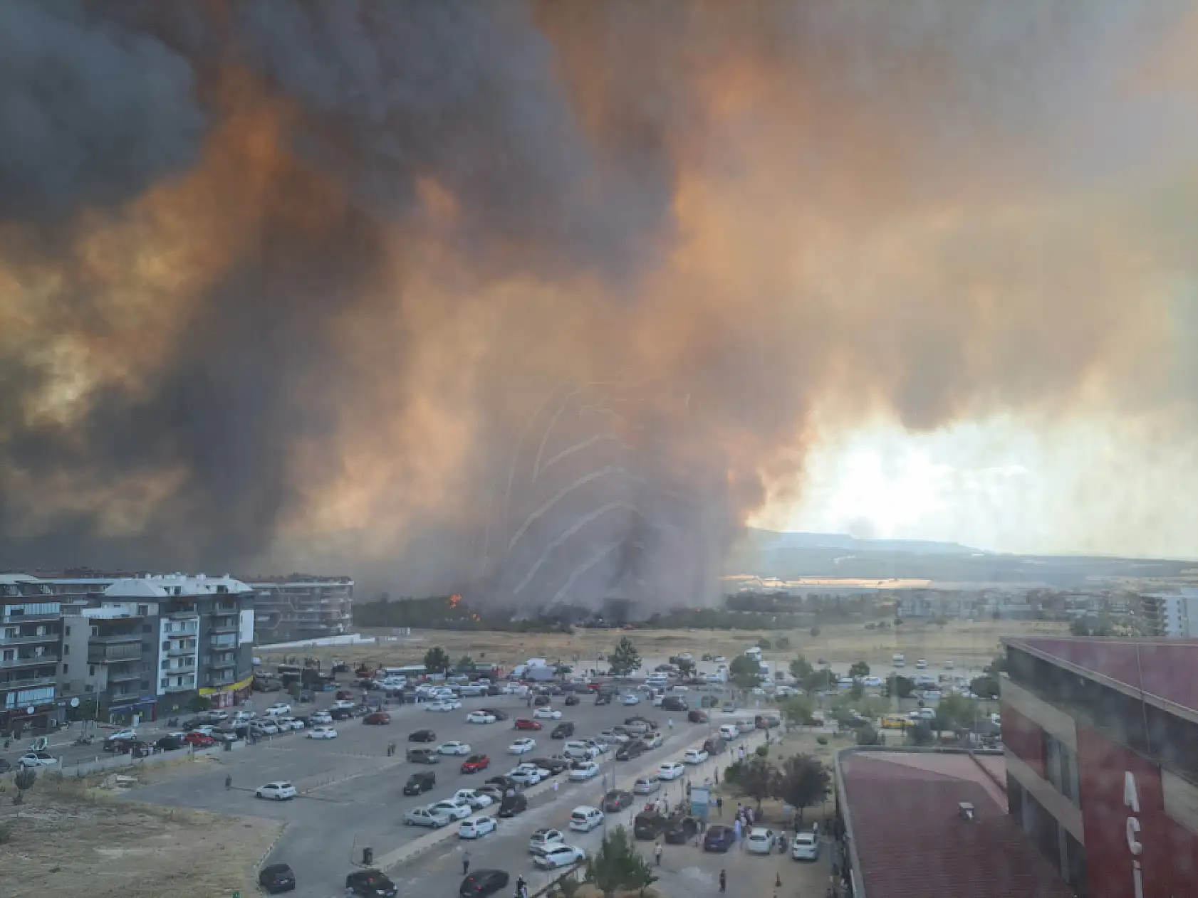 Çanakkale'de orman yangını hastaneye yaklaştı