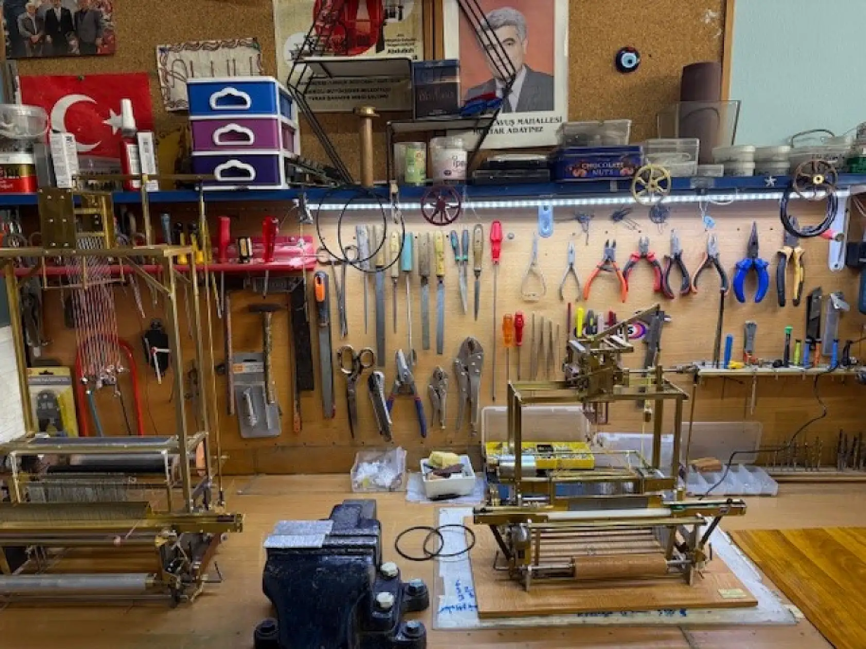 Küçük atölyesinde minyatür dokuma tezgahları yapıyor: Dünyadaki tek koleksiyonu oluşturdu