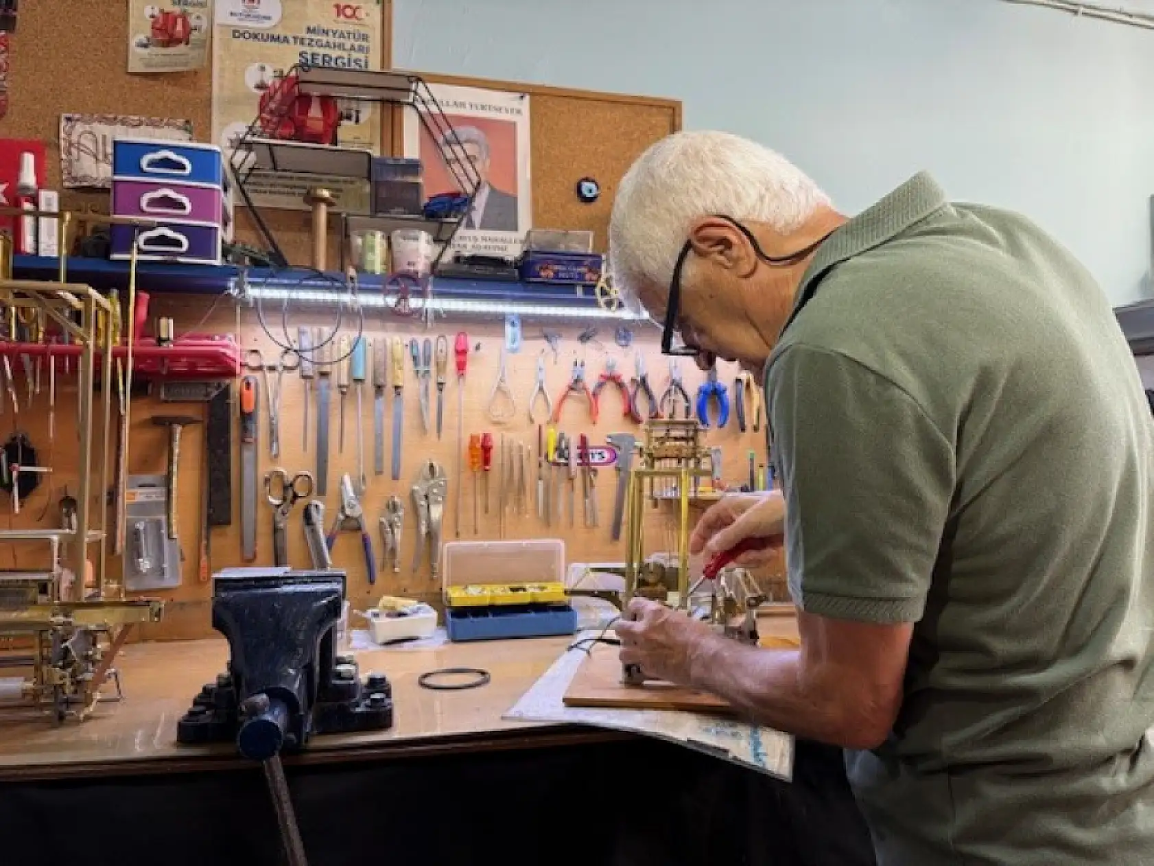 Küçük atölyesinde minyatür dokuma tezgahları yapıyor: Dünyadaki tek koleksiyonu oluşturdu