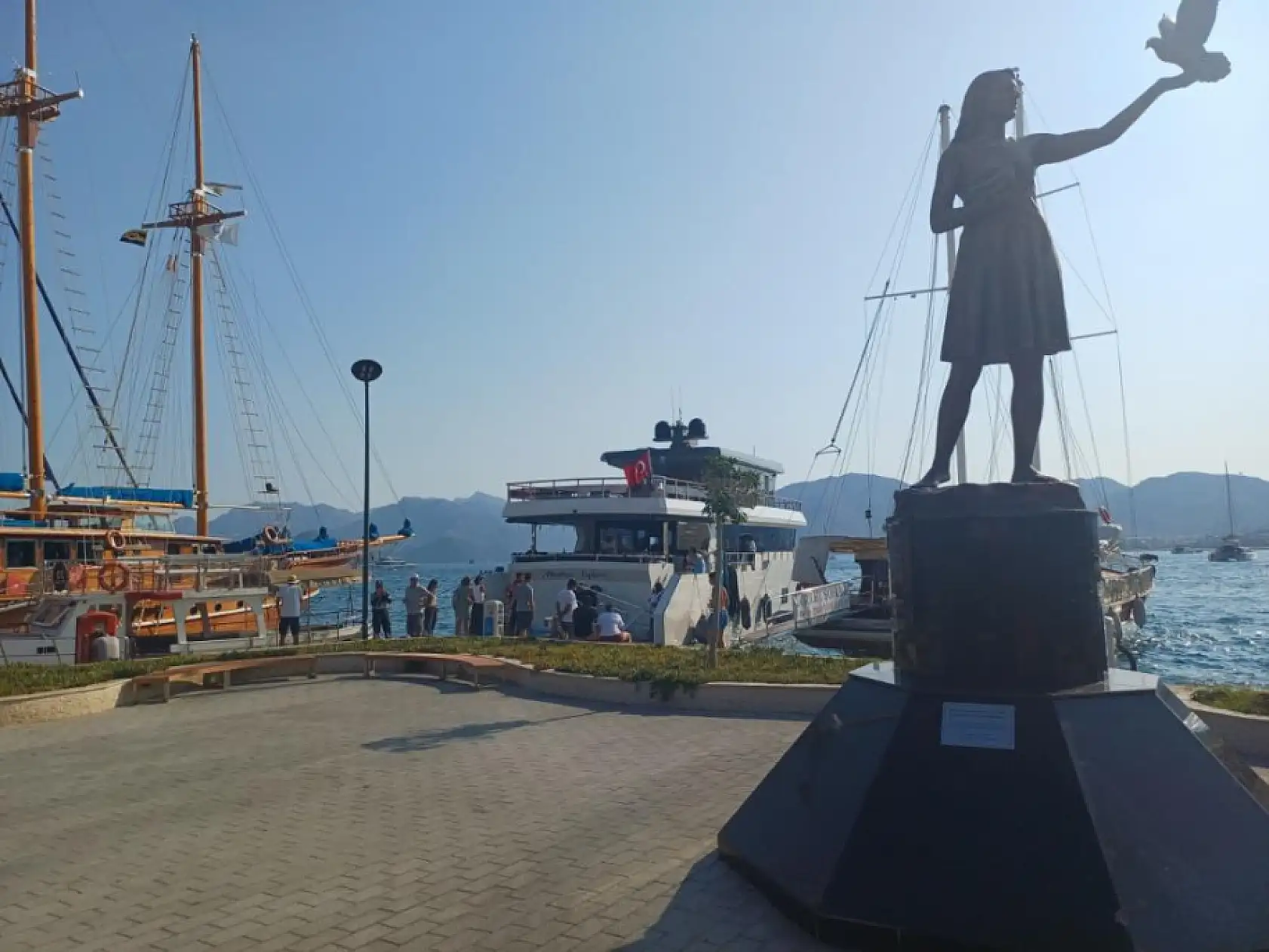 Marmaris Limanı'nda Teknede Yangın Paniği