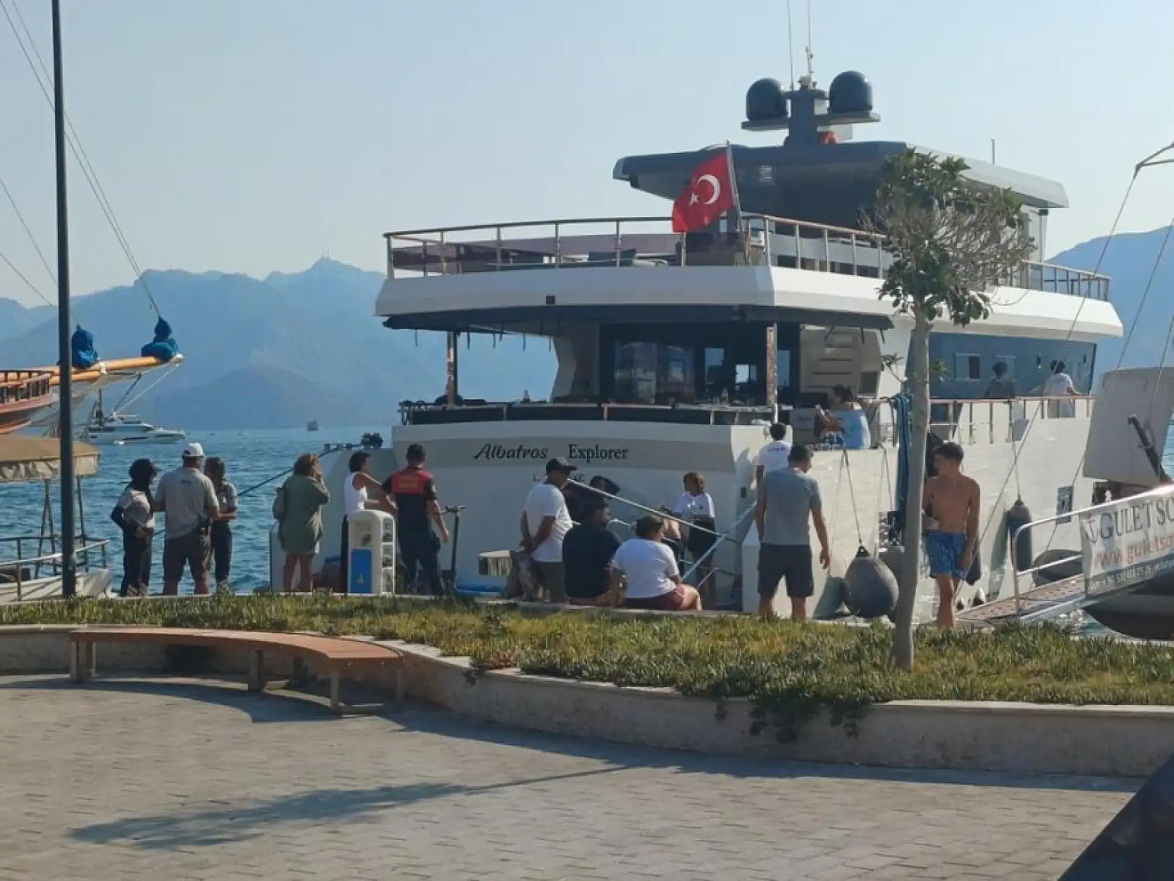 Marmaris Limanı'nda Teknede Yangın Paniği