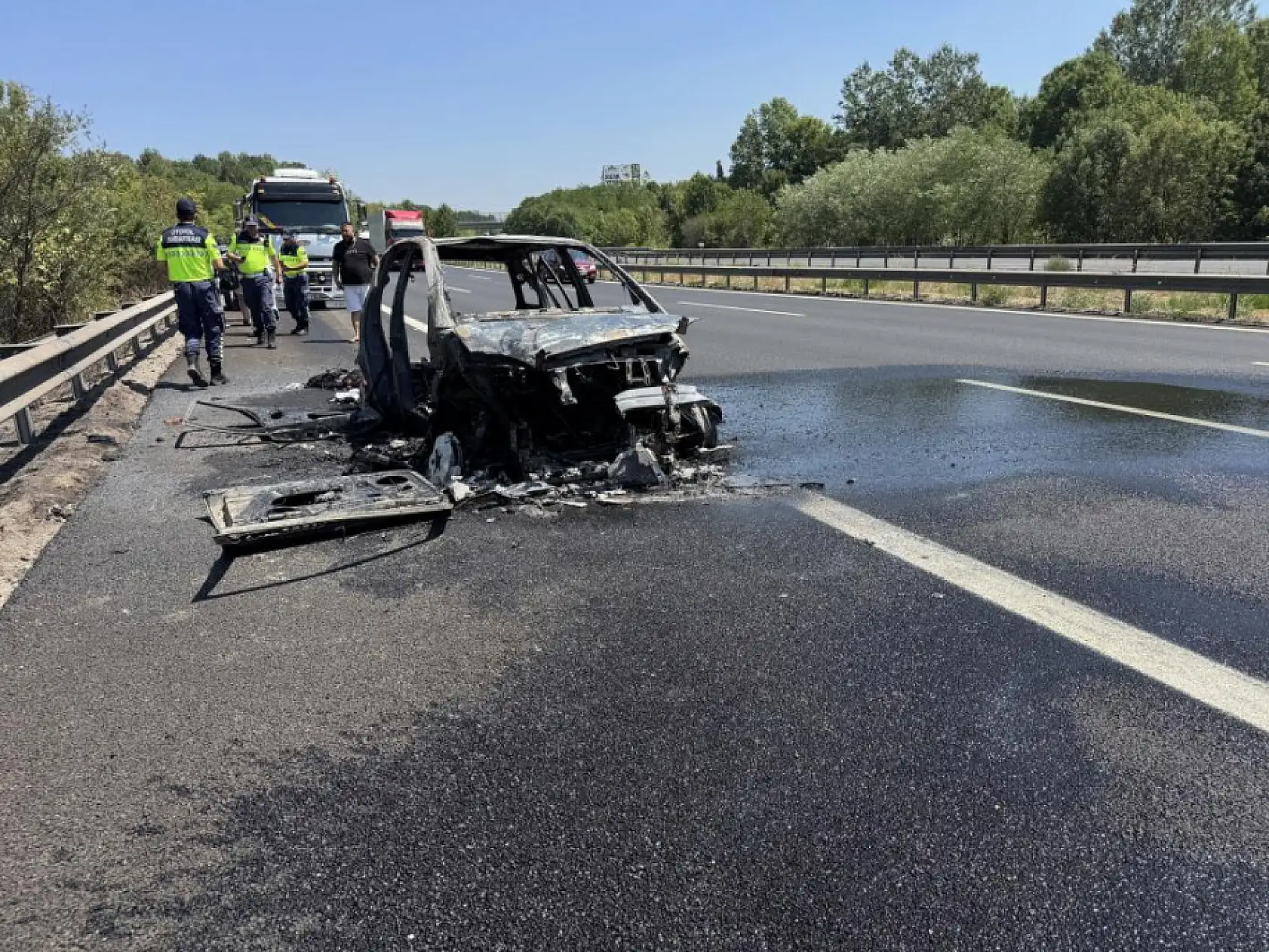 Otoyolda yabancı plakalı otomobil alev alev yandı, geriye demir yığınları kaldı
