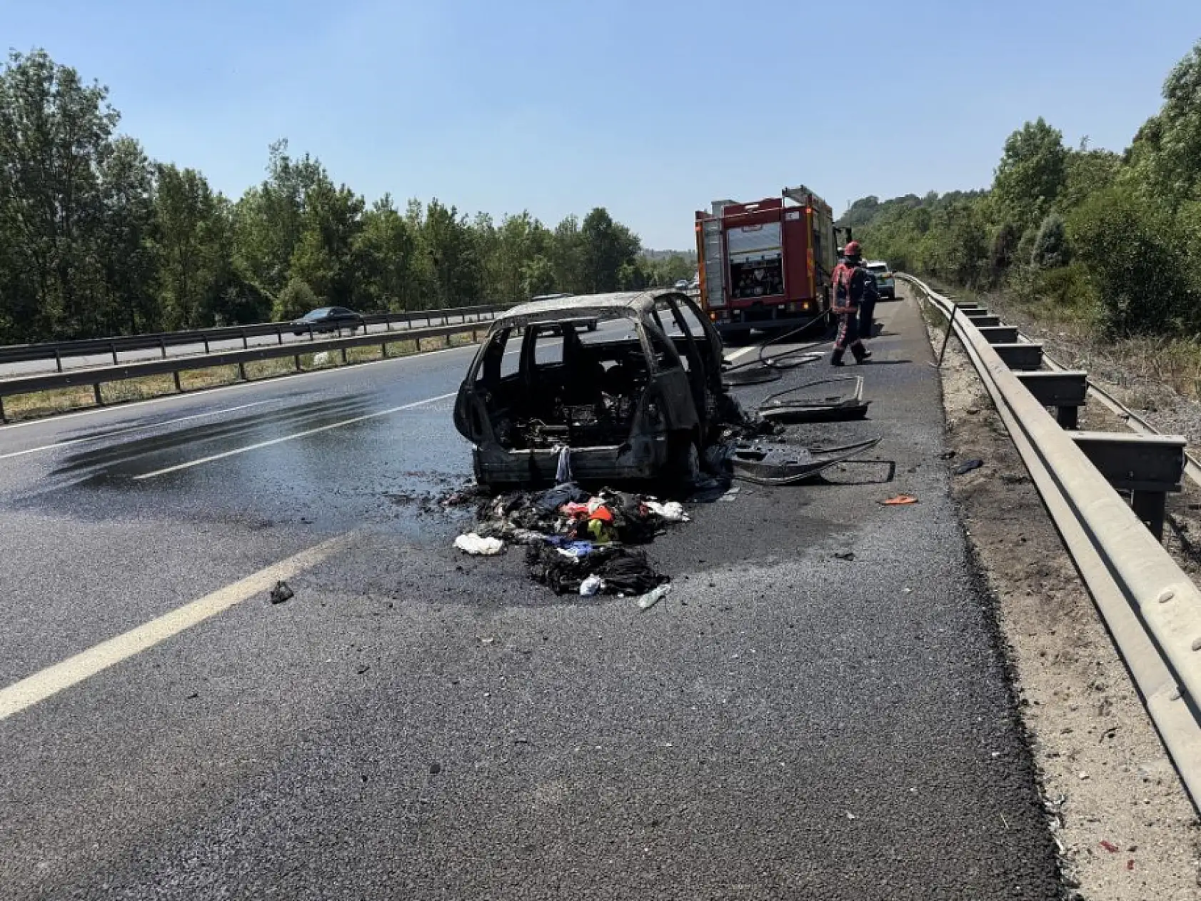 Otoyolda yabancı plakalı otomobil alev alev yandı, geriye demir yığınları kaldı