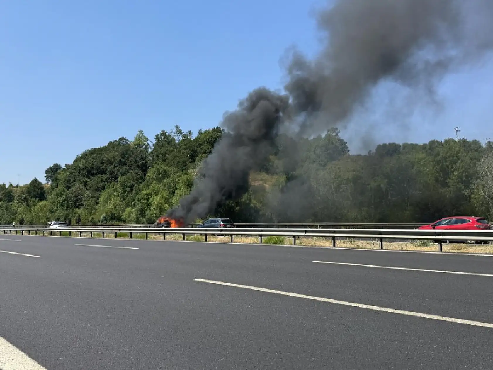 Otoyolda yabancı plakalı otomobil alev alev yandı, geriye demir yığınları kaldı