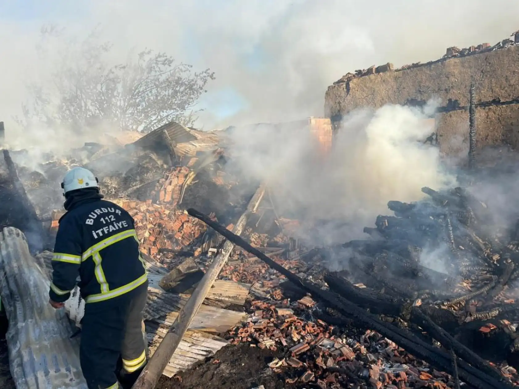 Kaynak makinesinden çıkan yangında ev, araç ve ahır yandı, 3 buzağı telef oldu
