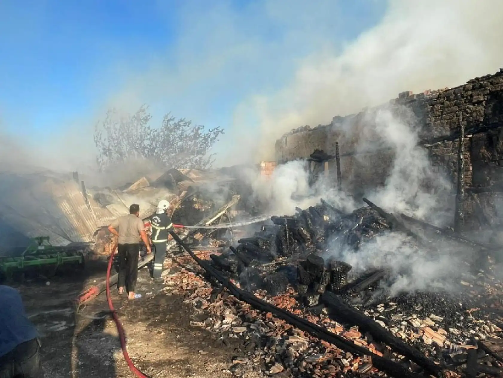 Kaynak makinesinden çıkan yangında ev, araç ve ahır yandı, 3 buzağı telef oldu