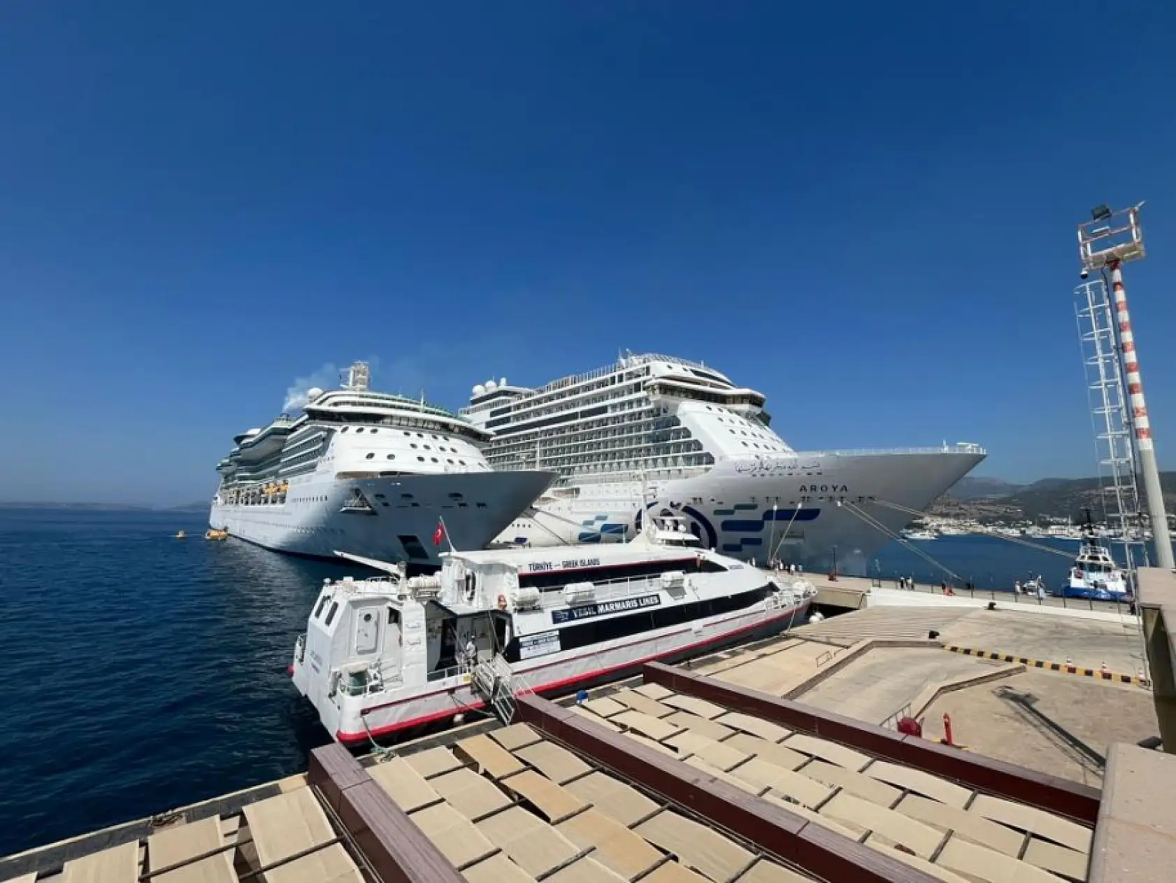 Bodrum'a 2 gemi 3 bin 906 yolcu getirdi