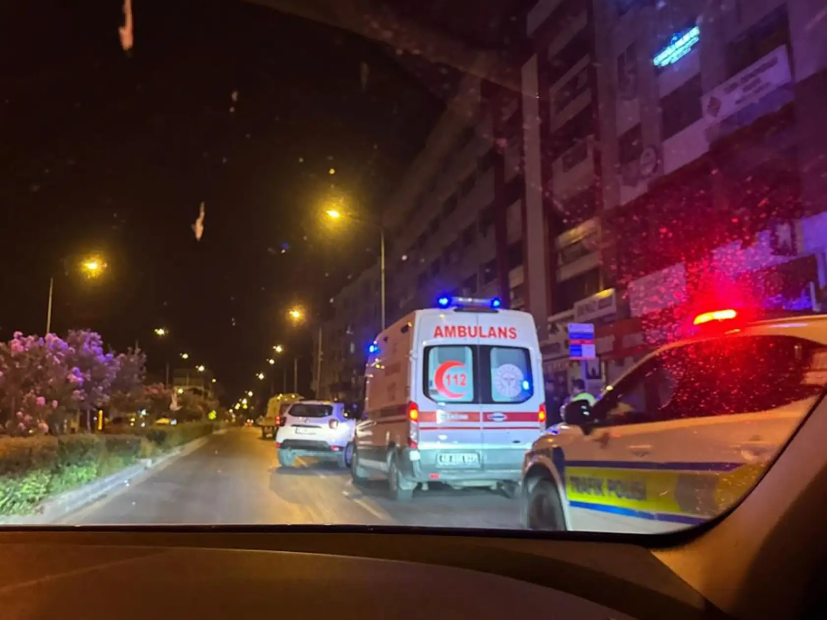 Muğla'da otomobil park halindeki araca çarptı: 2 yaralı