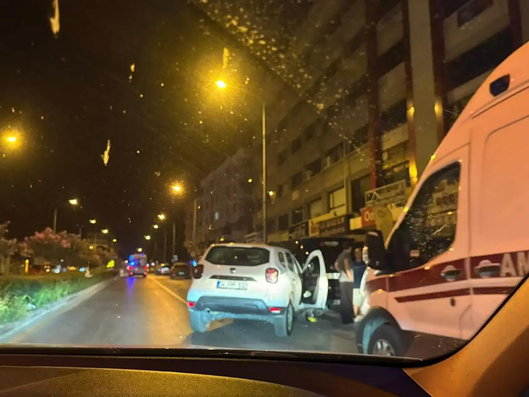 Muğla'da otomobil park halindeki araca çarptı: 2 yaralı