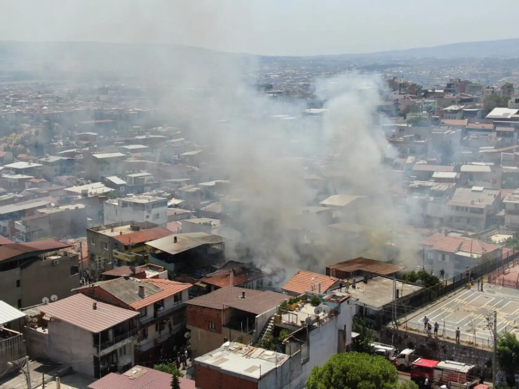 Hurdalık yangını büyüdü, evler küle döndü