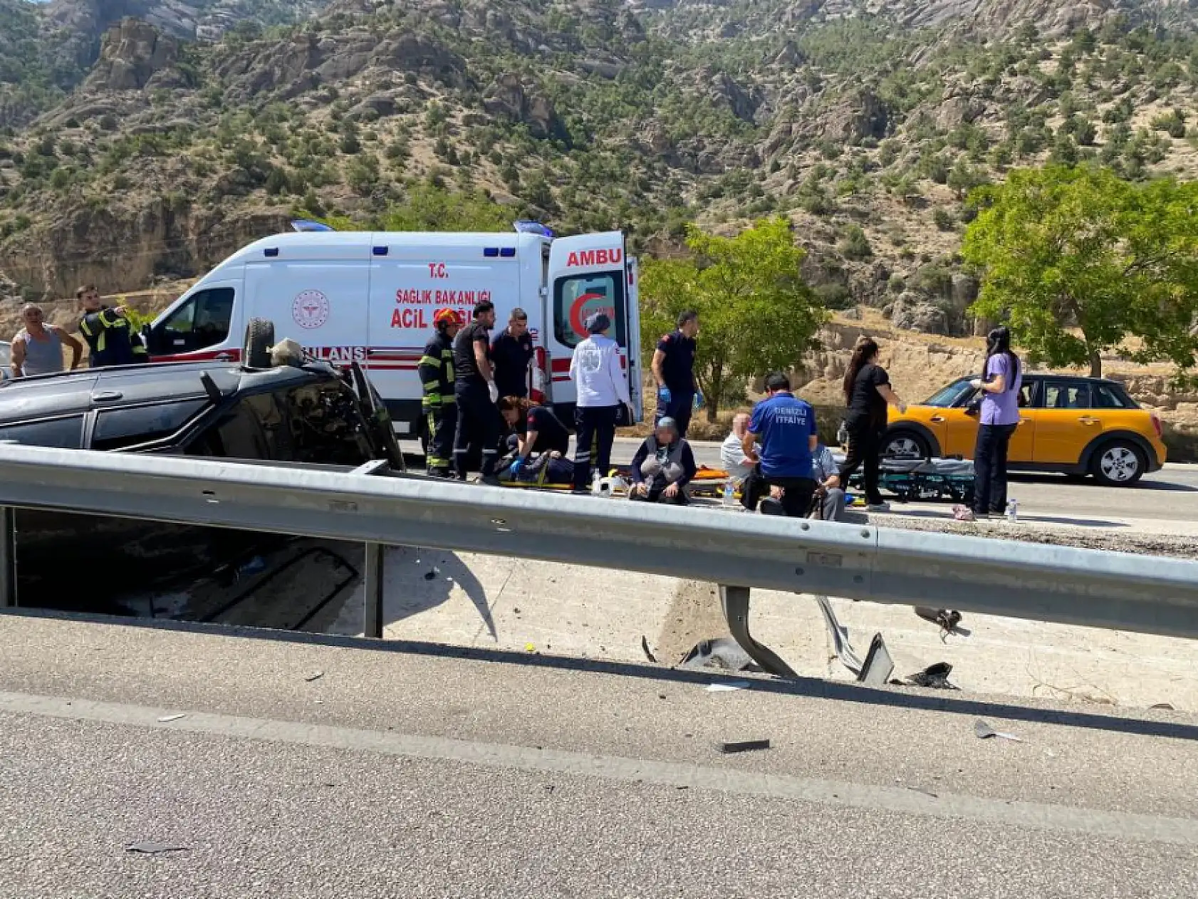 Refüje çarparak takla atan Tofaş kullanılmaz hale geldi: 4 yaralı