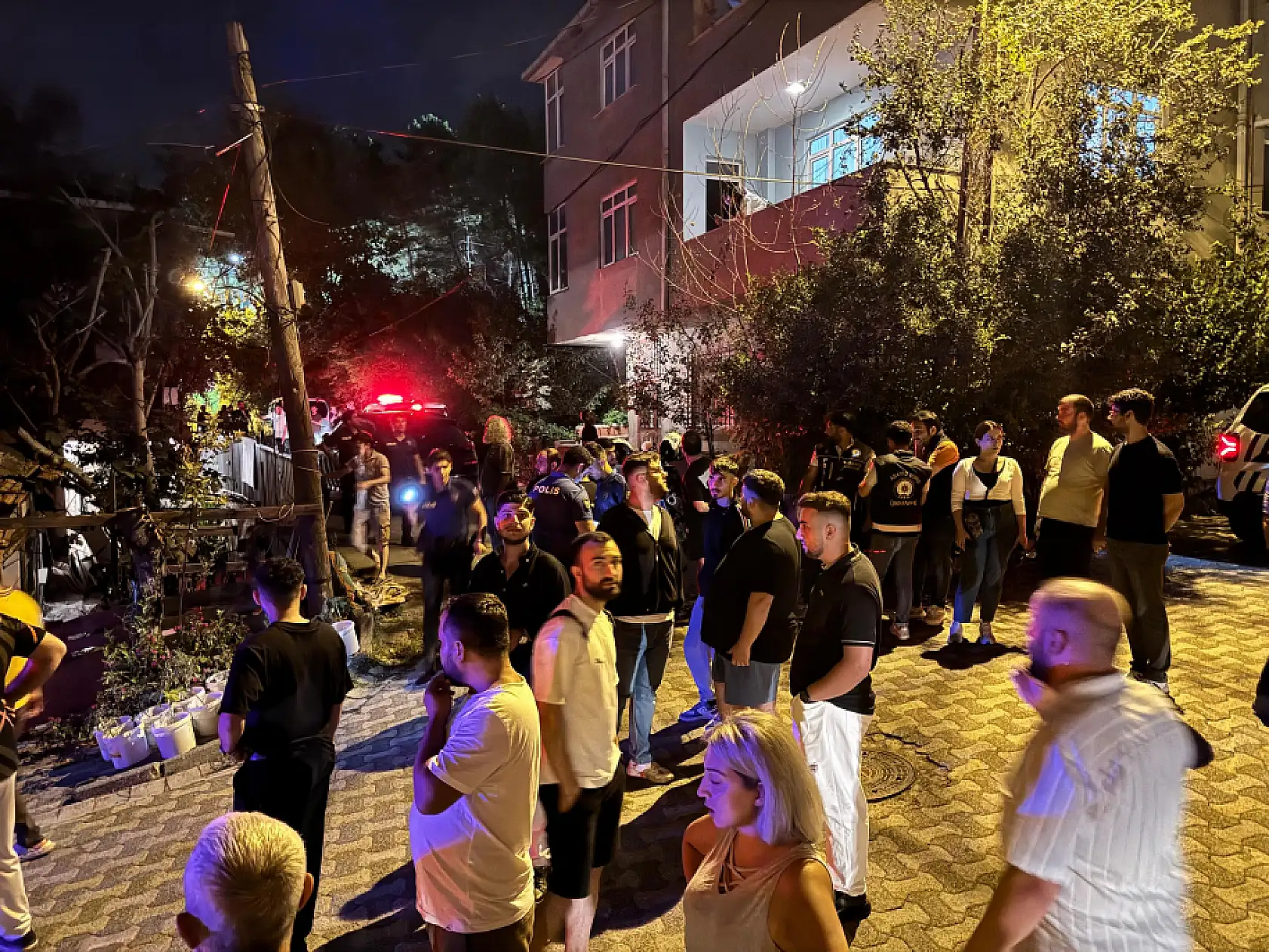 Sokak ortasında vahşet: Satırla boğazı kesilerek öldürüldü