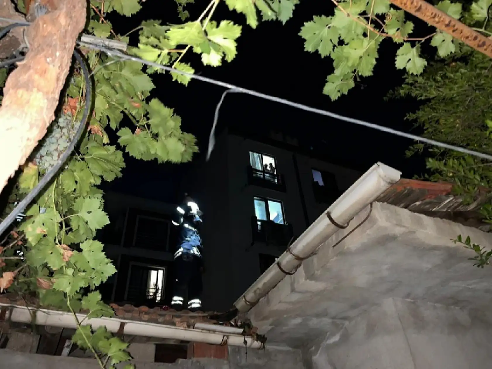 Menteşe'de çatıya atılan sigara itfaiyeyi alarma geçirdi