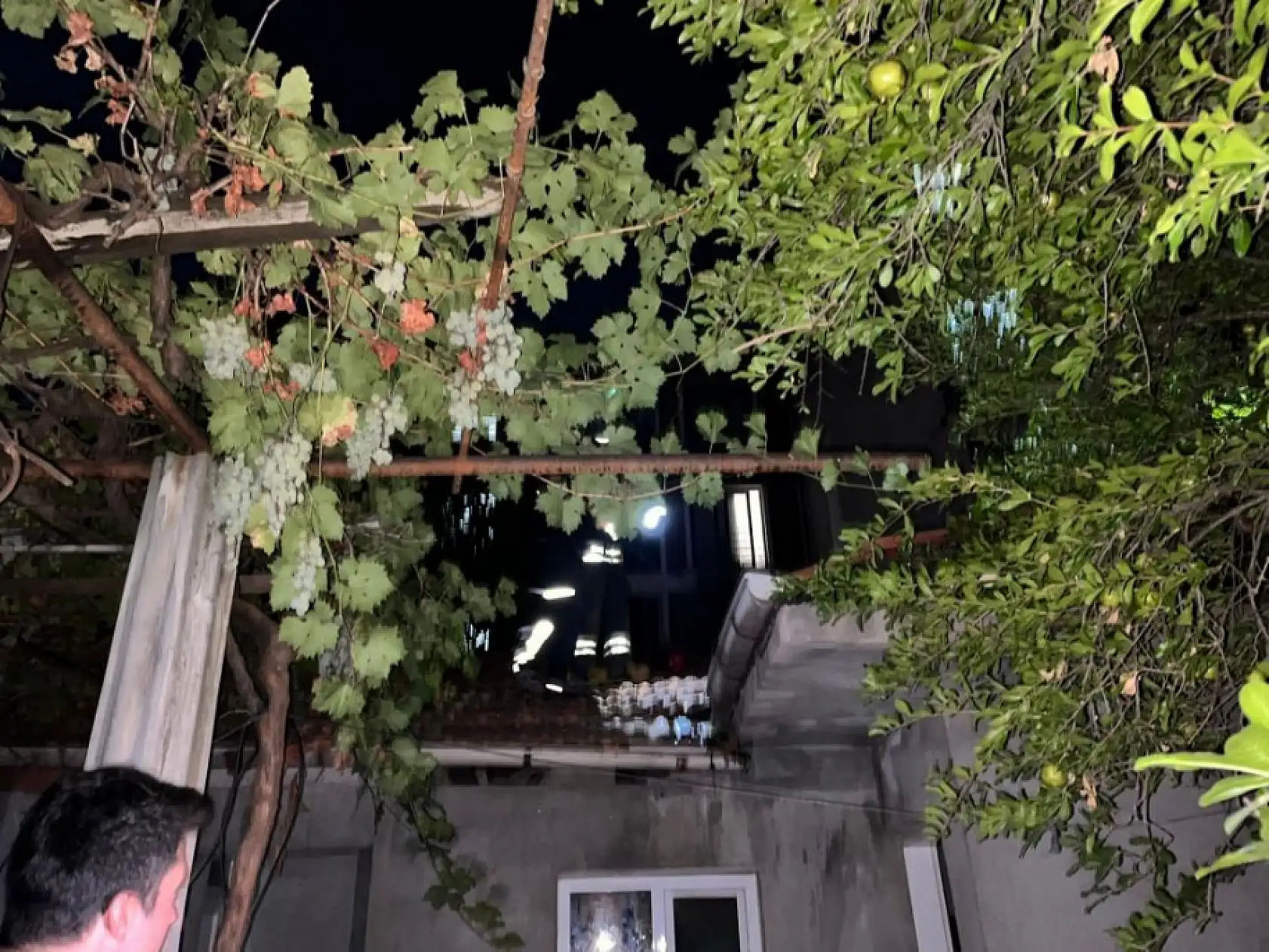 Menteşe'de çatıya atılan sigara itfaiyeyi alarma geçirdi