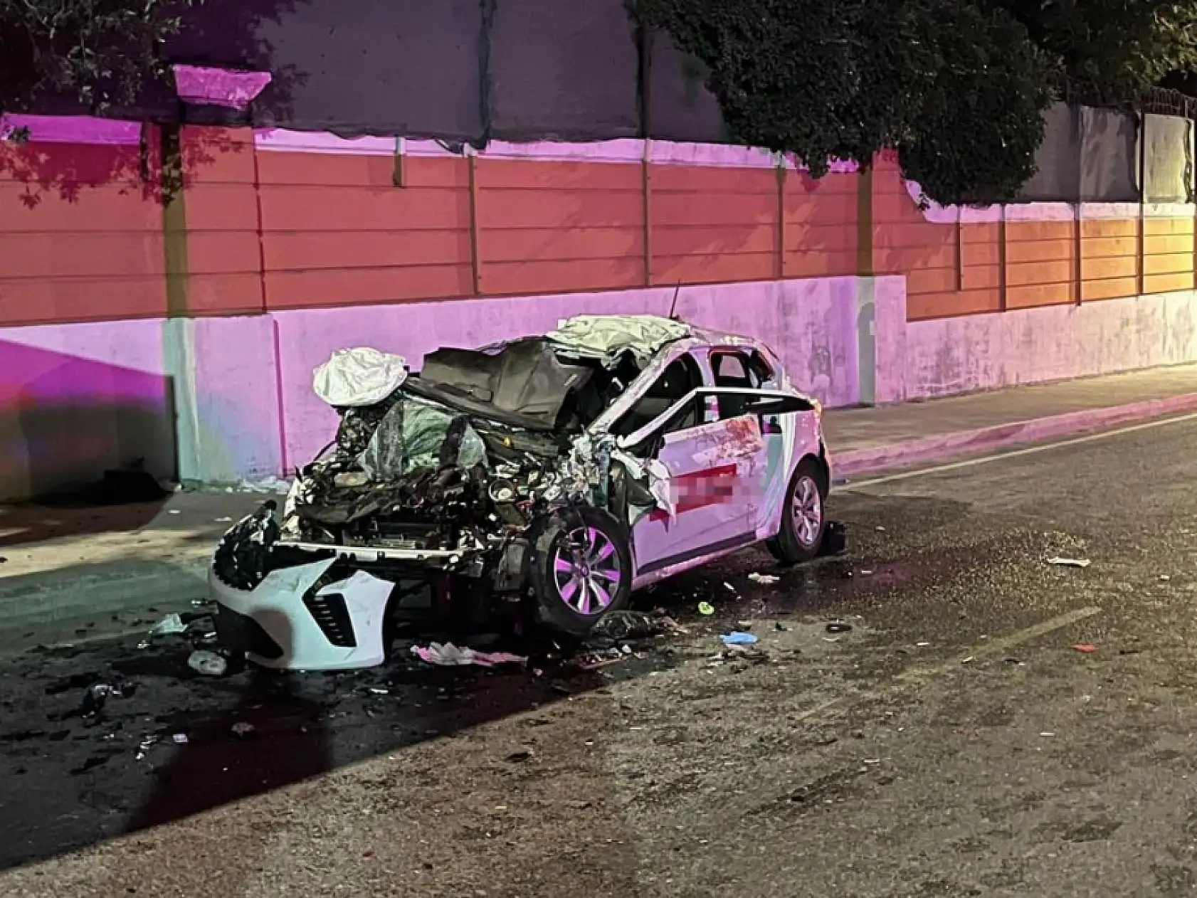 Otomobil, Tır'a arkadan çarptı : 1 ölü, 4 yaralı