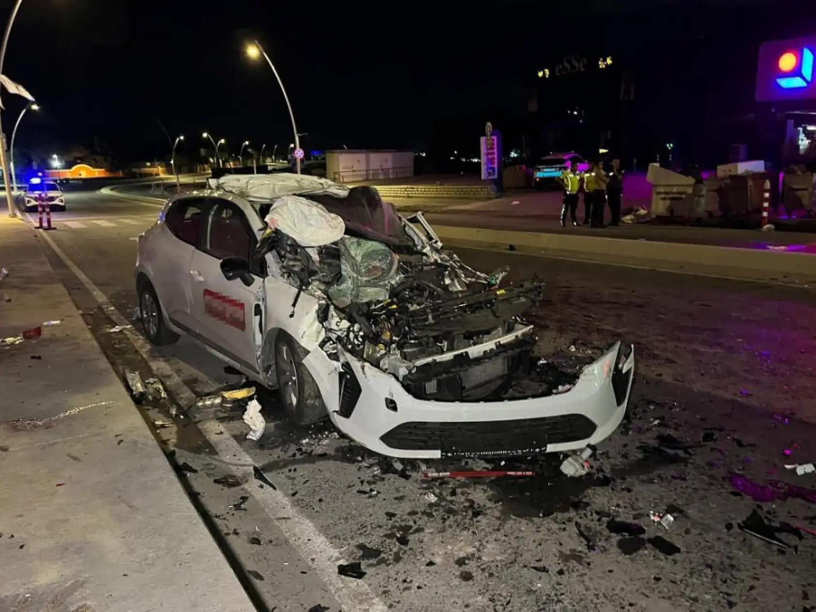 Otomobil, Tır'a arkadan çarptı : 1 ölü, 4 yaralı