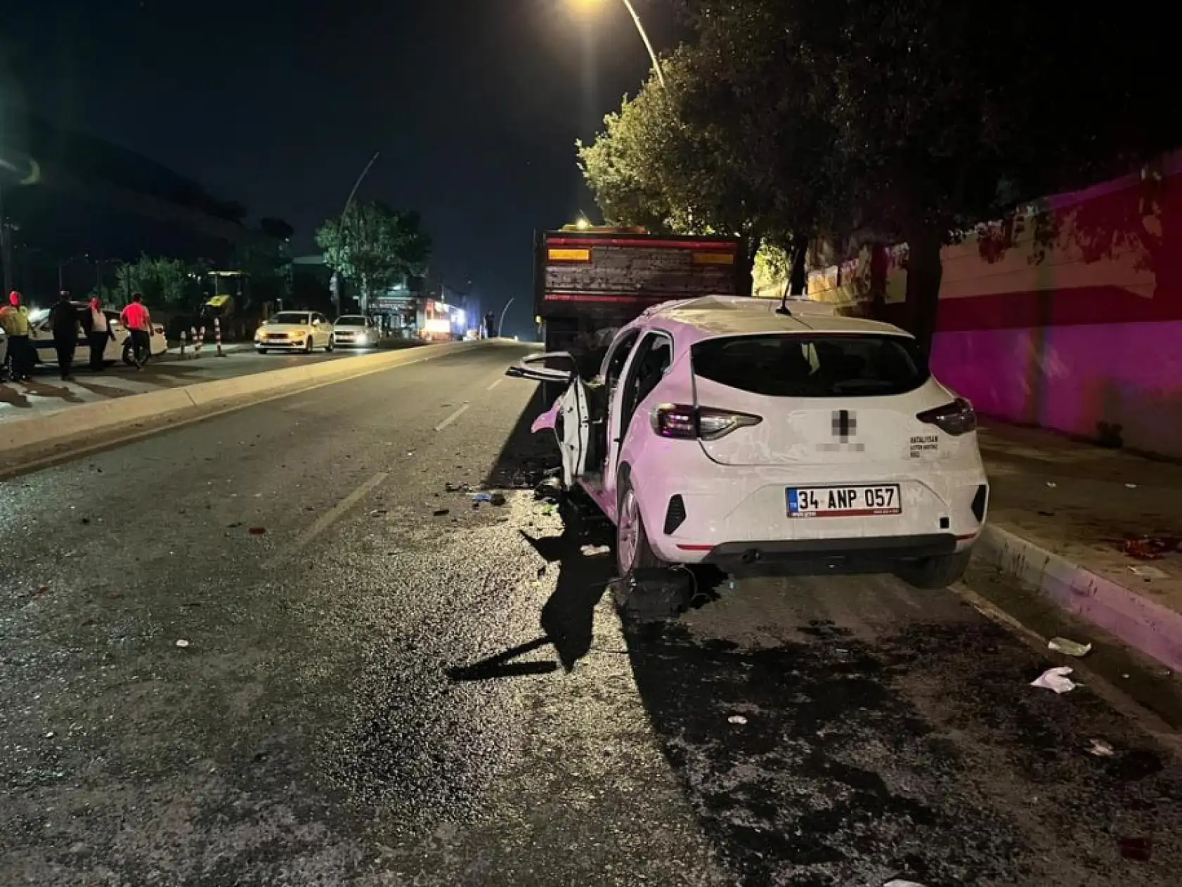 Otomobil, Tır'a arkadan çarptı : 1 ölü, 4 yaralı