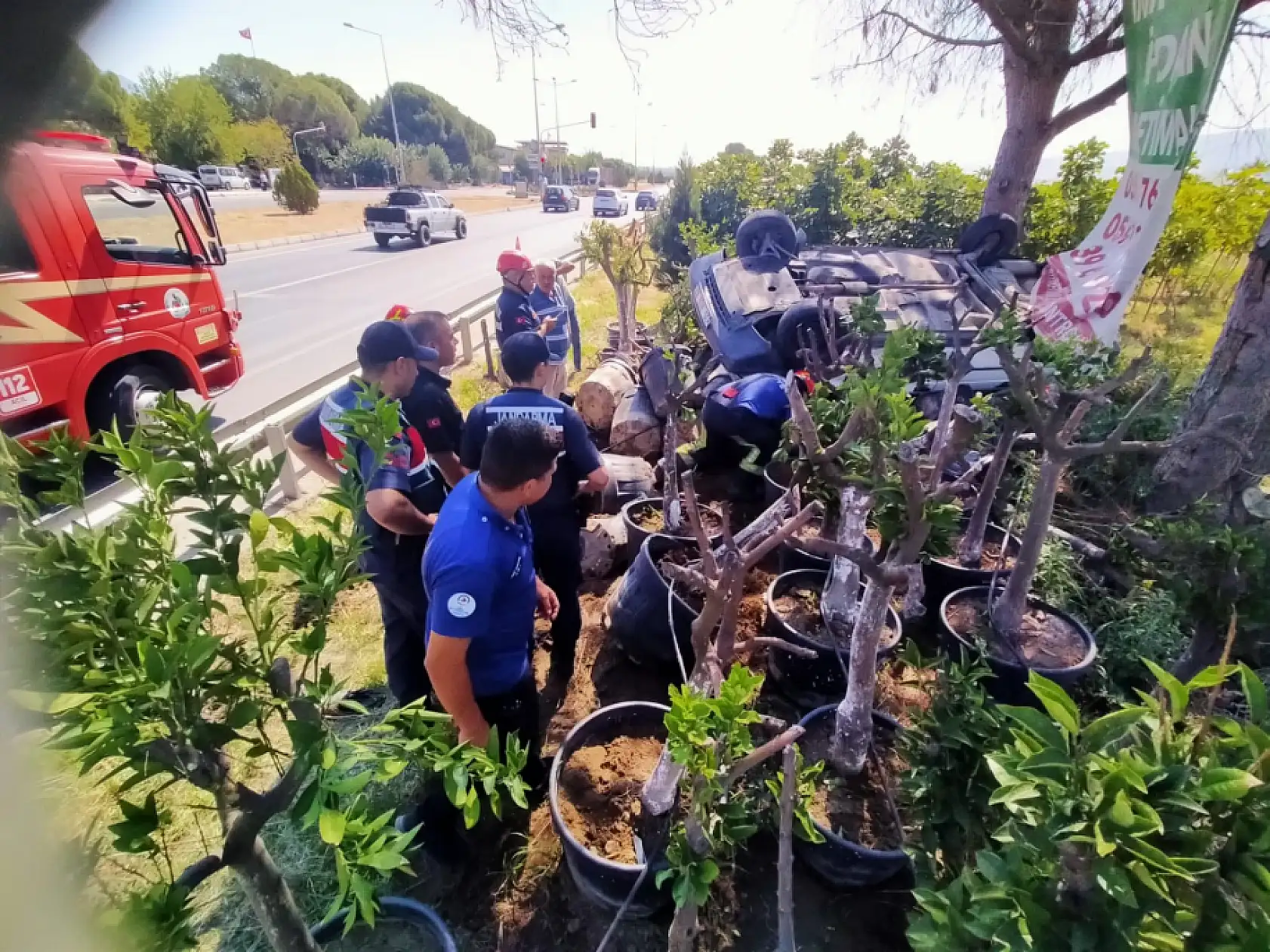 Hakimiyeti kaybolan otomobil fidanlığa uçtu: 1 yaralı