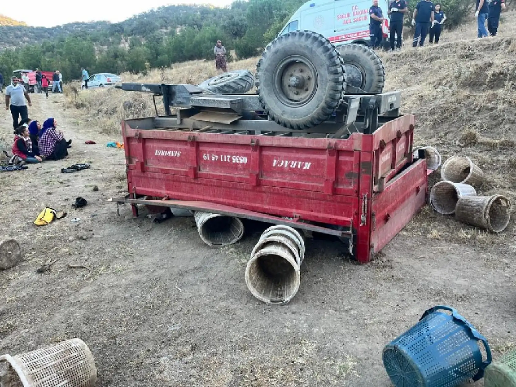 Domates işçilerini taşıyan traktör devrildi: 1 ölü, 4 yaralı