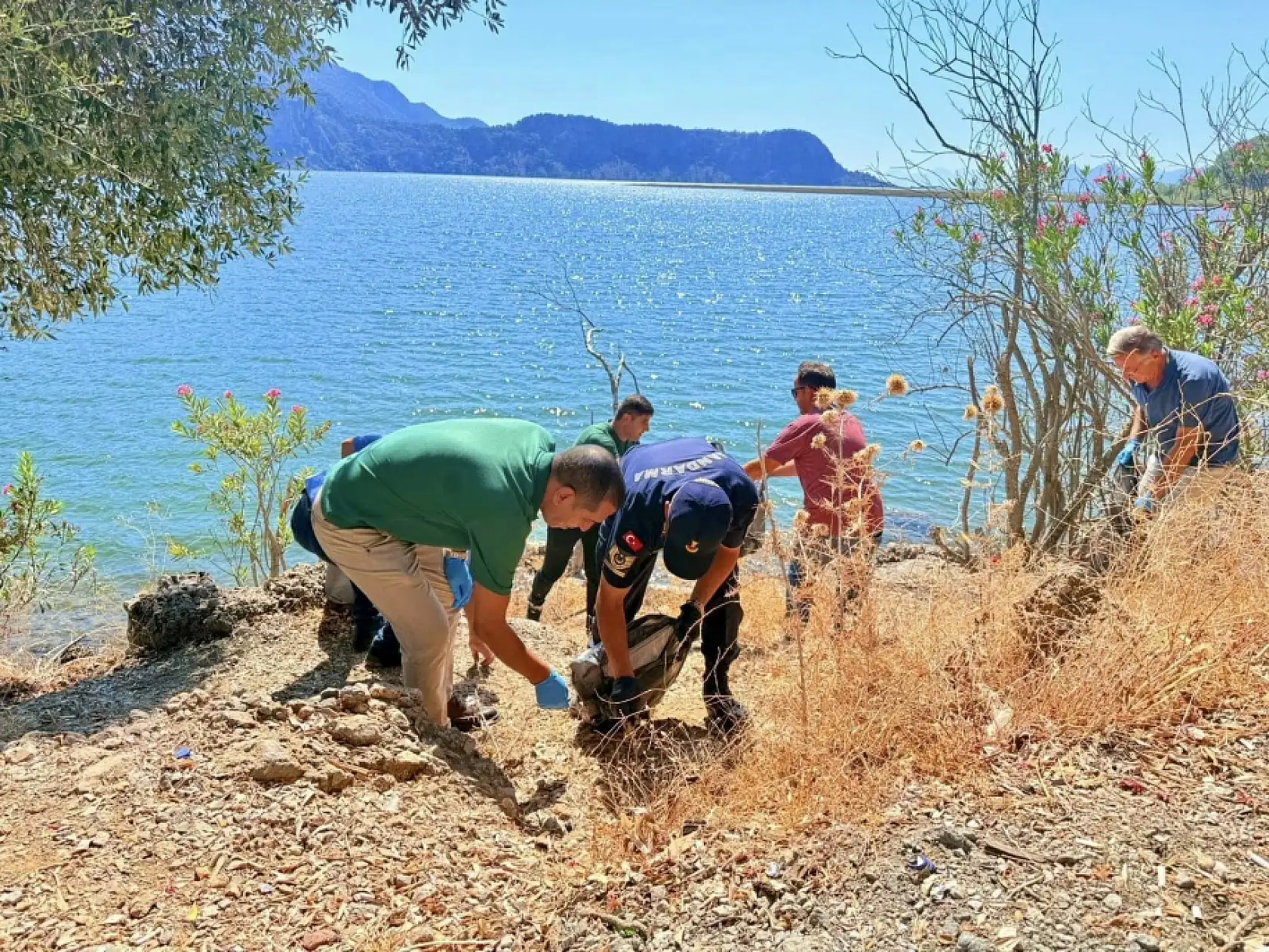 Kaymakam, jandarma ve çevre gönüllüleri el ele verdi Sulungur Gölü çevresi pırıl pırıl oldu