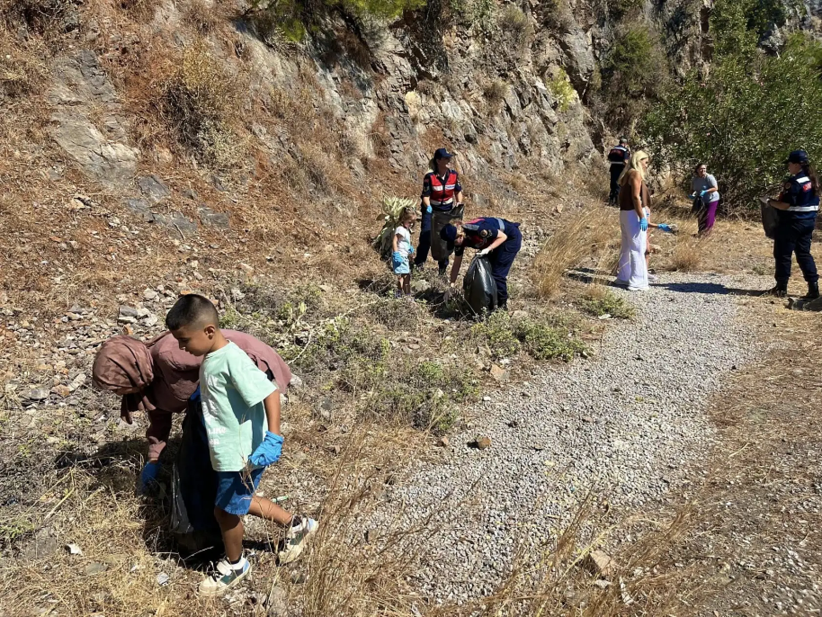 Kaymakam, jandarma ve çevre gönüllüleri el ele verdi Sulungur Gölü çevresi pırıl pırıl oldu