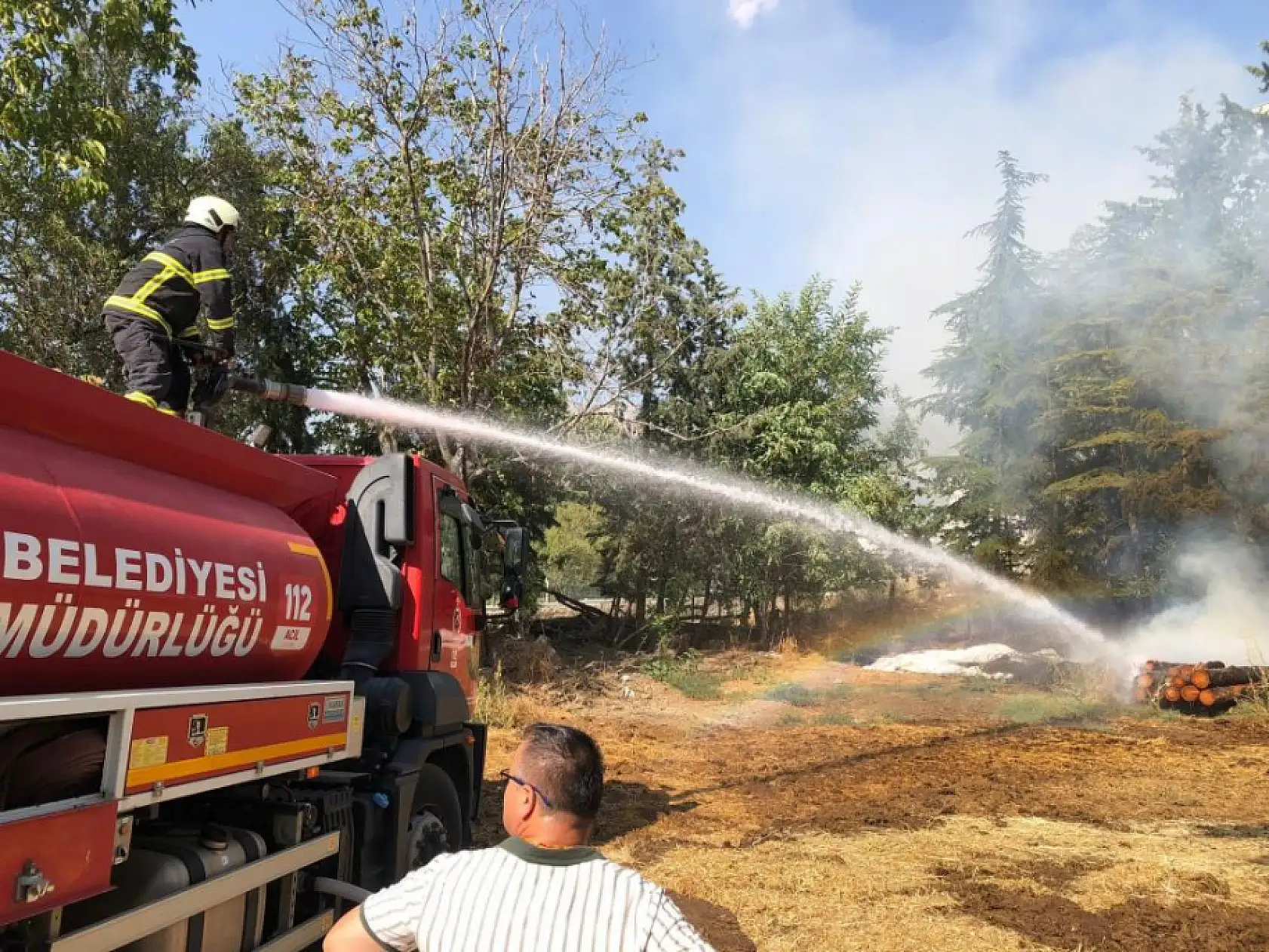 Apartmanın bahçesinde korkutan yangın