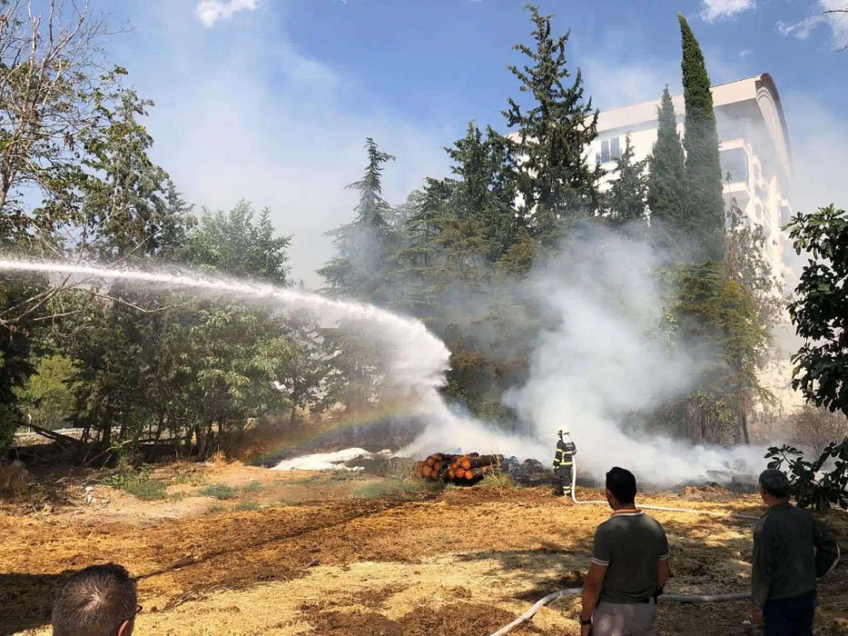 Apartmanın bahçesinde korkutan yangın