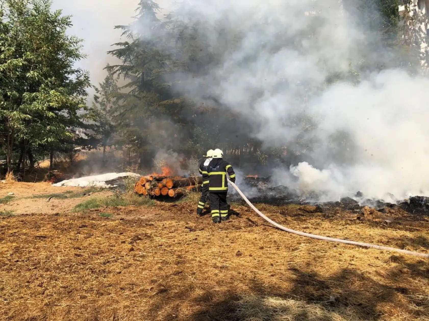 Apartmanın bahçesinde korkutan yangın