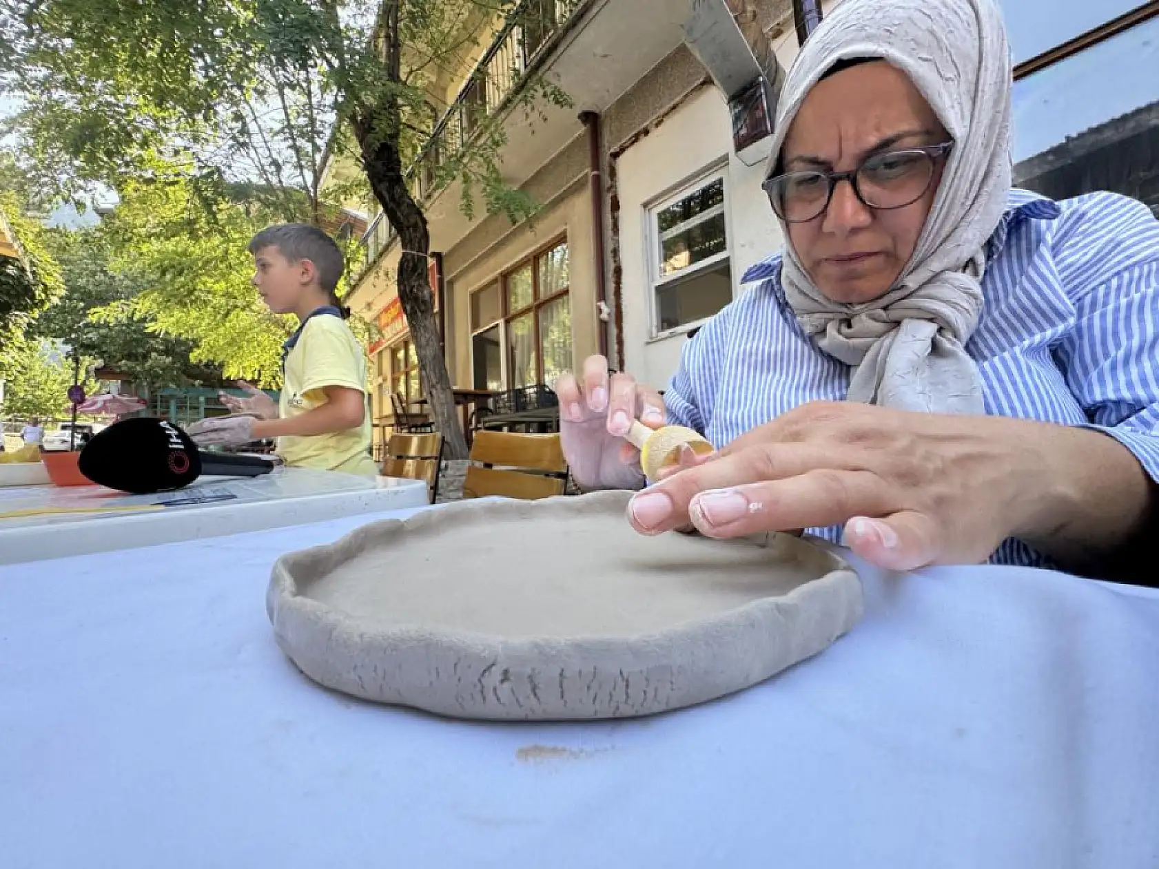 Hayallerini ata toprağında açtığı seramik atölyesiyle gerçekleştirdi
