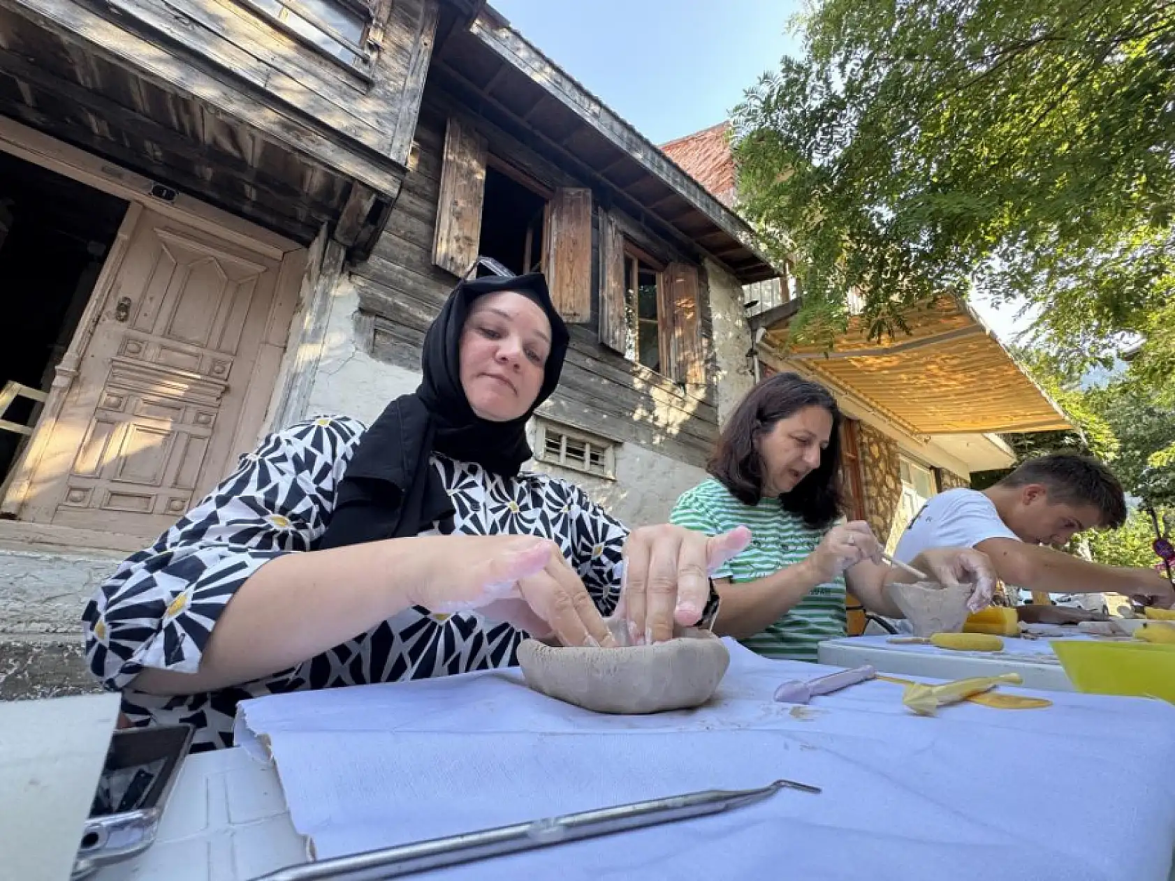 Hayallerini ata toprağında açtığı seramik atölyesiyle gerçekleştirdi