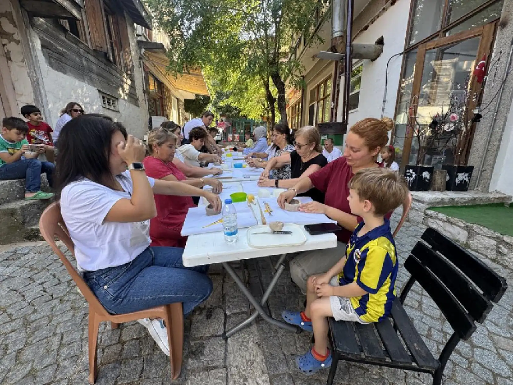 Hayallerini ata toprağında açtığı seramik atölyesiyle gerçekleştirdi