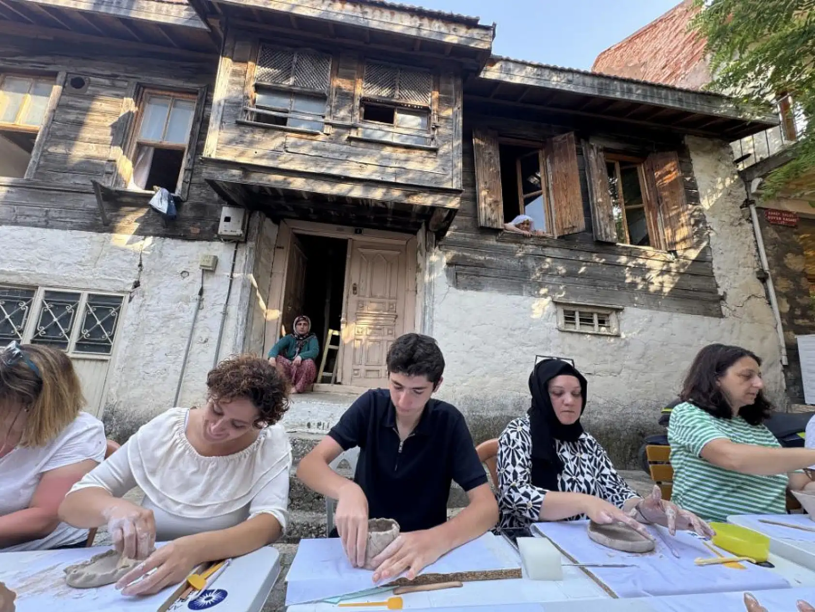 Hayallerini ata toprağında açtığı seramik atölyesiyle gerçekleştirdi