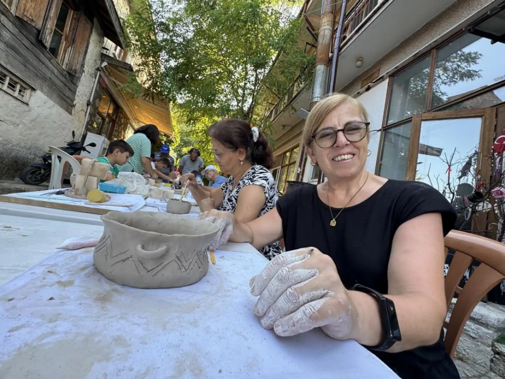 Hayallerini ata toprağında açtığı seramik atölyesiyle gerçekleştirdi