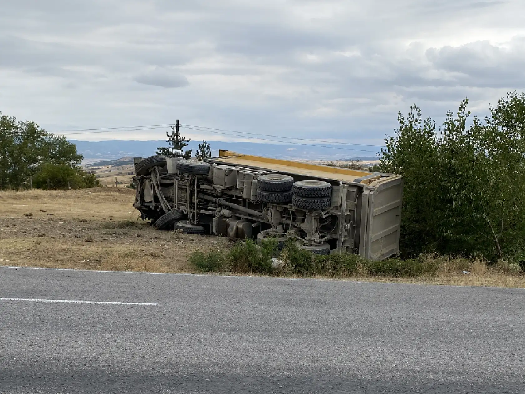 Hafriyat kamyonuyla çarpışan otomobildeki 15 yaşındaki çocuk öldü, babası ağır yaralandı