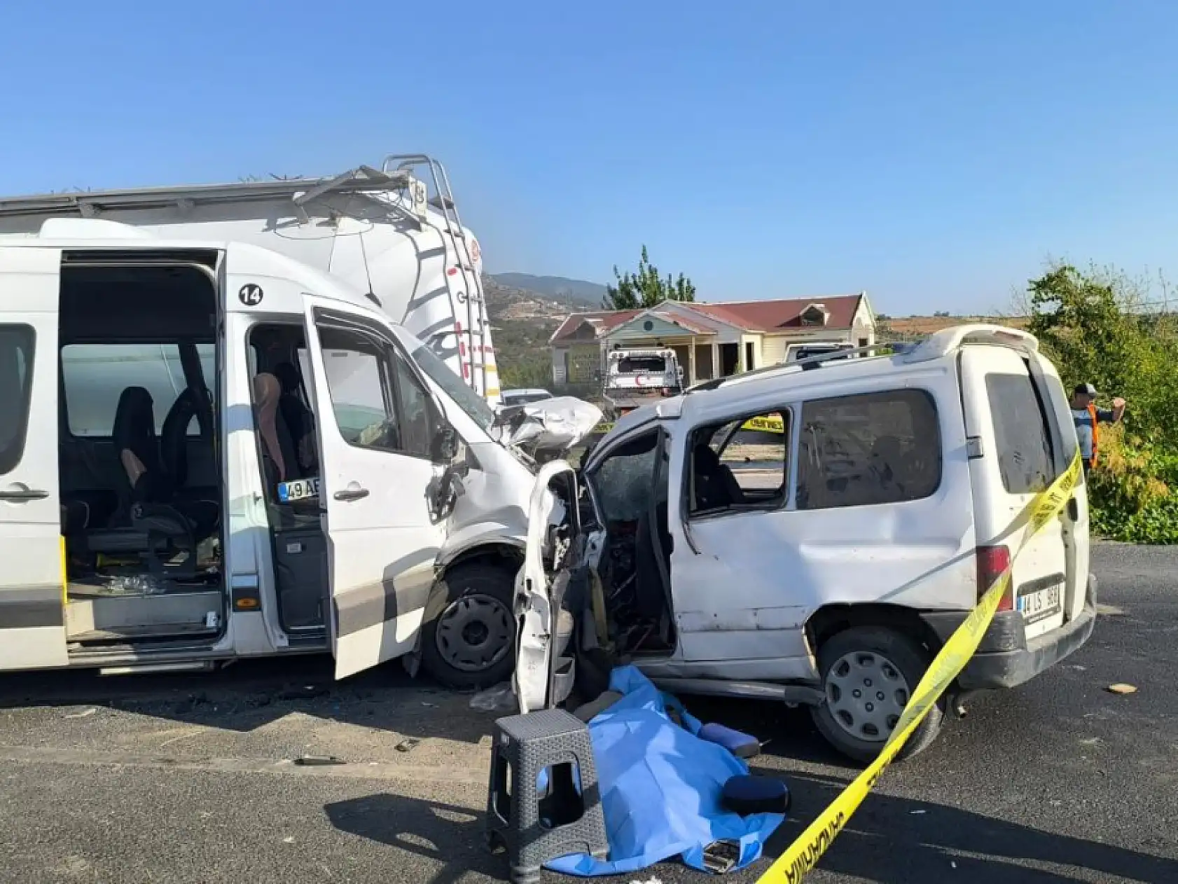 İzmir'de feci kaza: 1 ölü, 13 yaralı