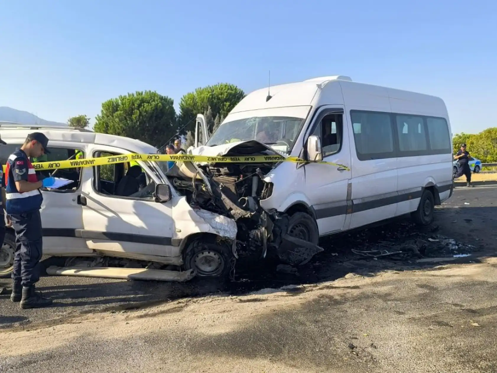 İzmir'de feci kaza: 1 ölü, 13 yaralı