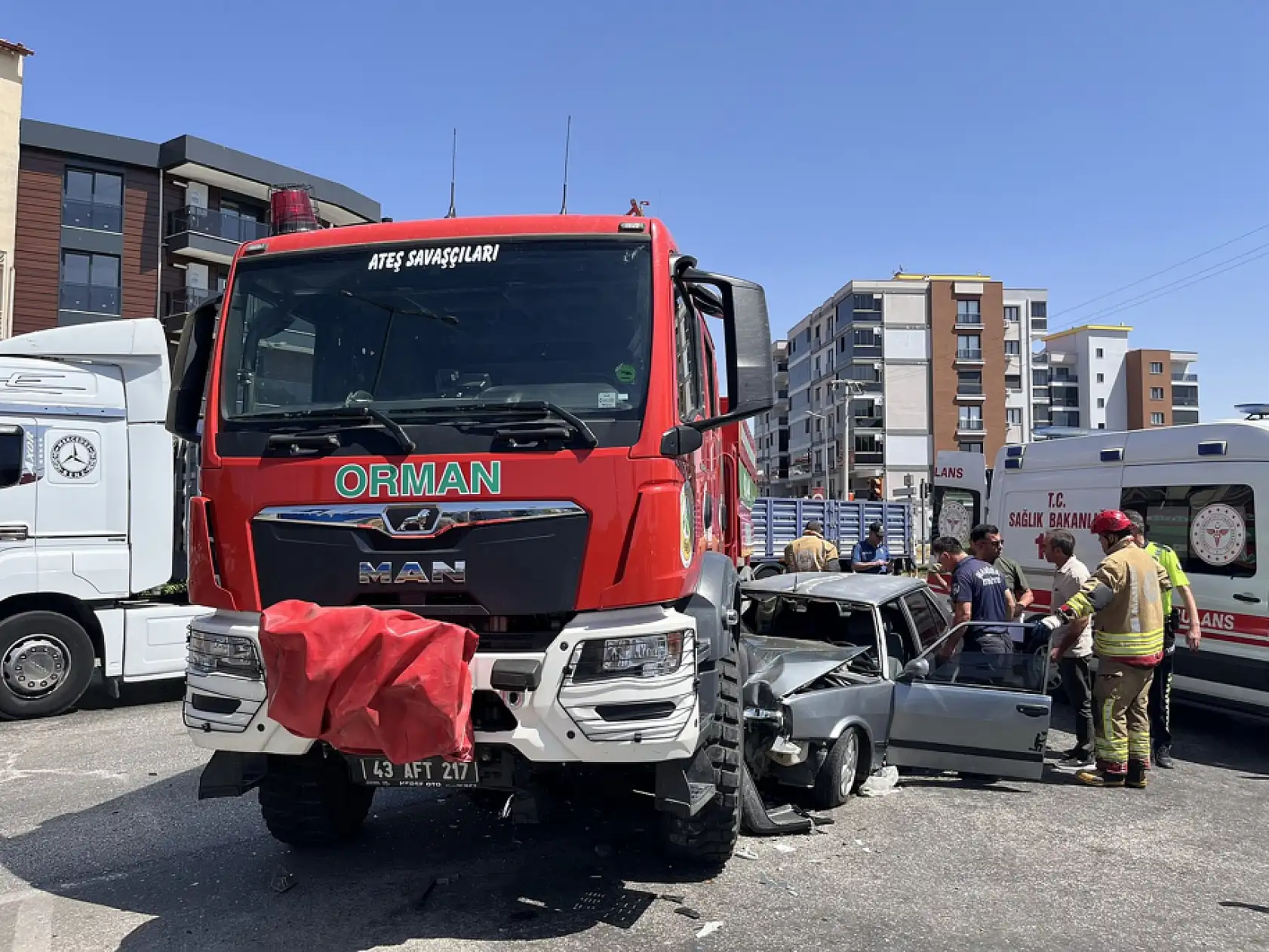 Orman arazözü ile otomobil kavşakta çarpıştı: 1 yaralı