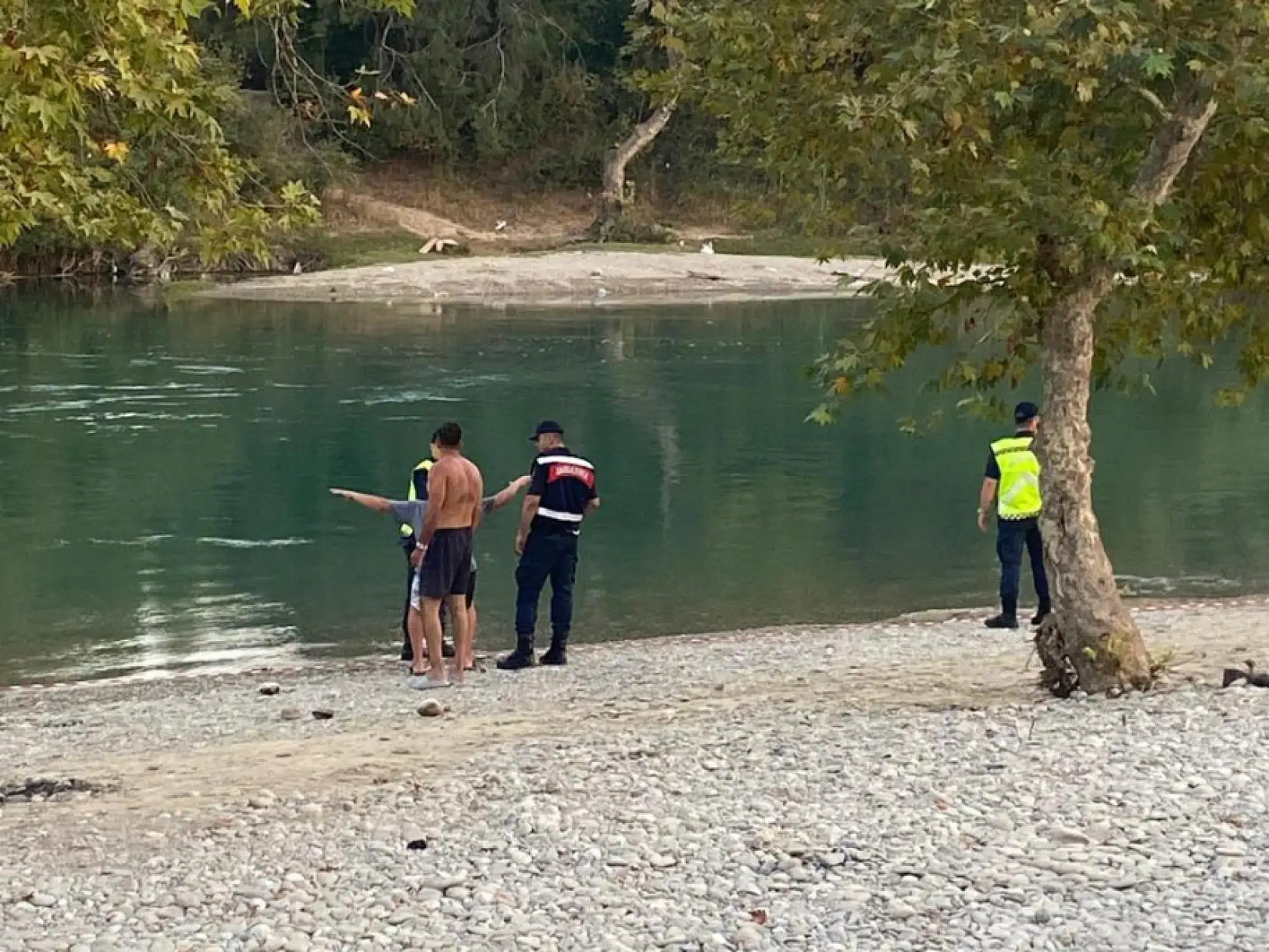 Kurtarma çabaları sonuç vermedi, arkadaşlarının gözleri önünde hayatını kaybetti