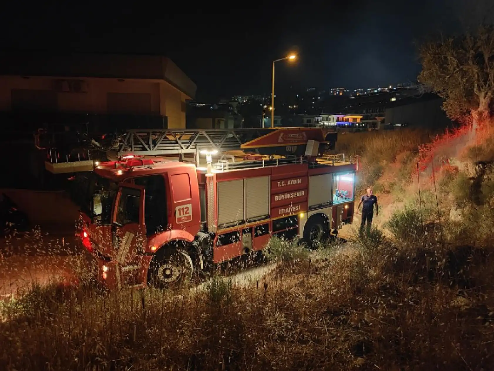 Kızına hediye aldığı otomobil yandı