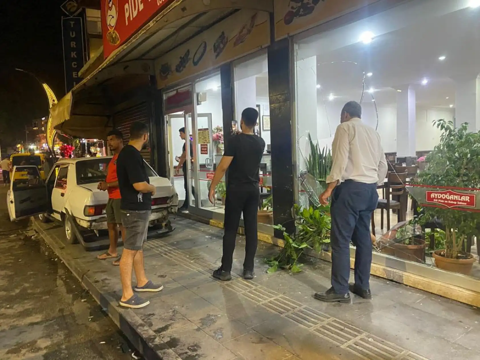 Dondurma almak için aracını park etmek isteyen sürücü, hayatının şokunu yaşadı