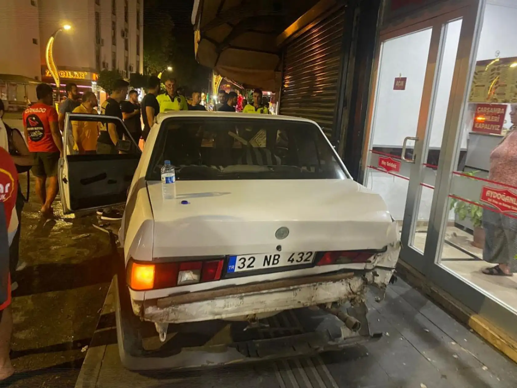 Dondurma almak için aracını park etmek isteyen sürücü, hayatının şokunu yaşadı