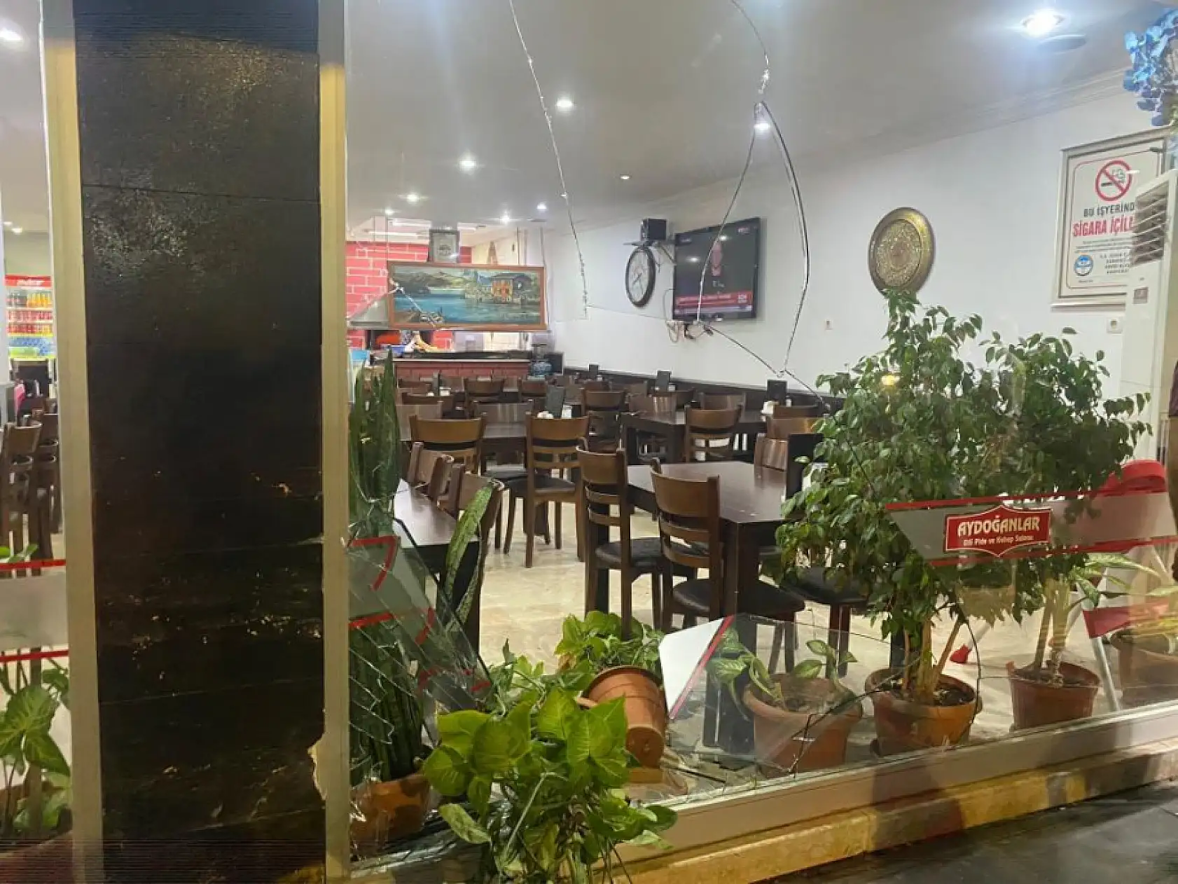 Dondurma almak için aracını park etmek isteyen sürücü, hayatının şokunu yaşadı