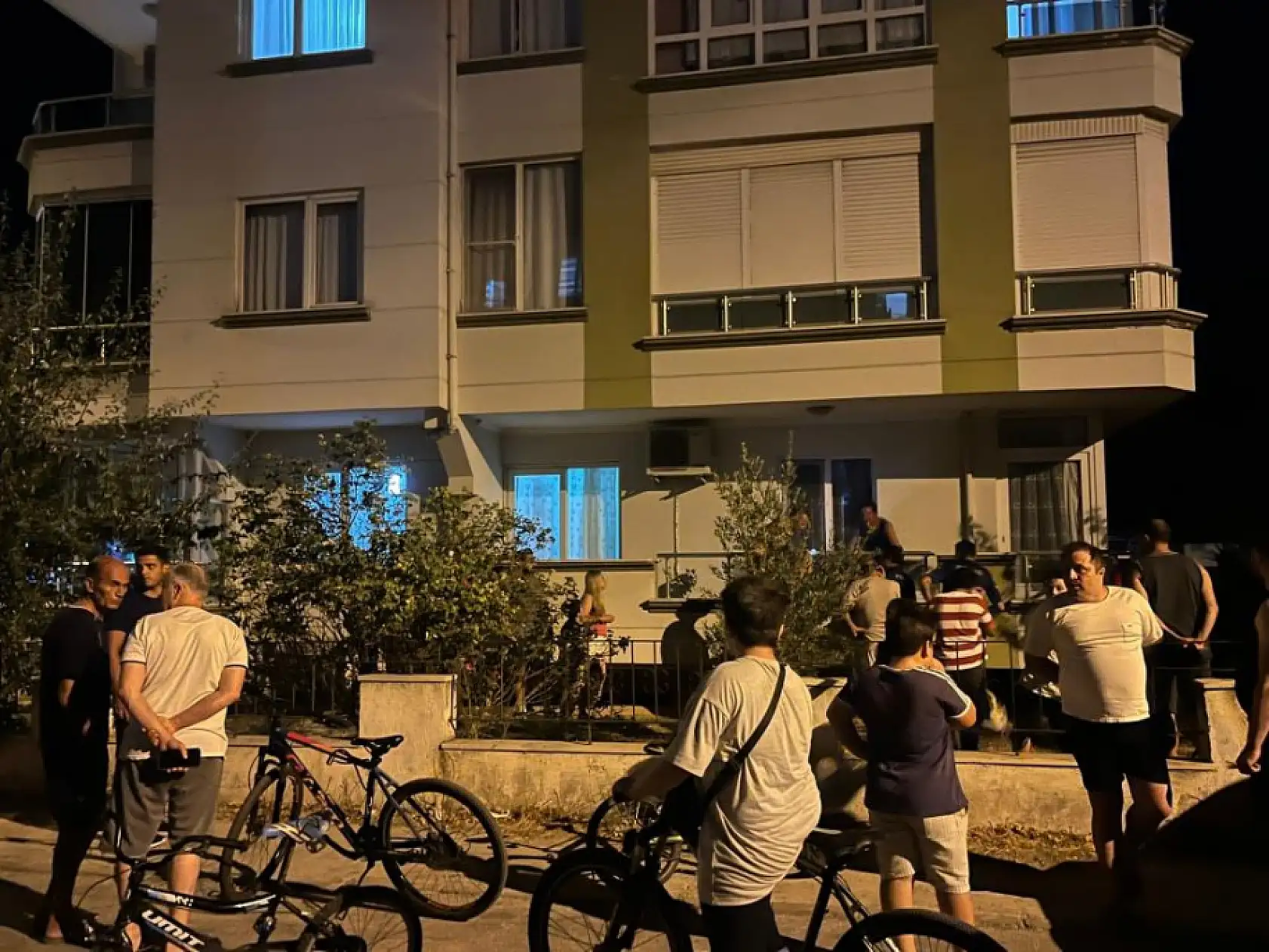 Molotoflu saldırının ilk görüntüleri ortaya çıktı, komşular yangına müdahale etti